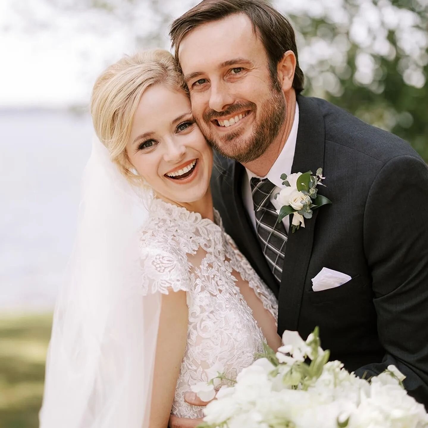 Congratulation to another incredible couple! 👰&zwj;♀🤵

Amazing Vendor Team:
Photographer: @anyakubilusphoto 
Coordinator: @distinctlyyoursweddings 
Venue: @chippewaretreatresort 
Florist: @inspired_by_nature_wi 
Hair: @florafithair @beyondtwistedsa