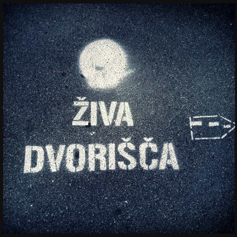 Karikaturni portreti Janeza Pristavca na Živih dvoriščih
