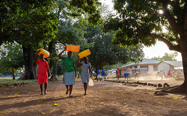 students_collecting_water_645.jpg