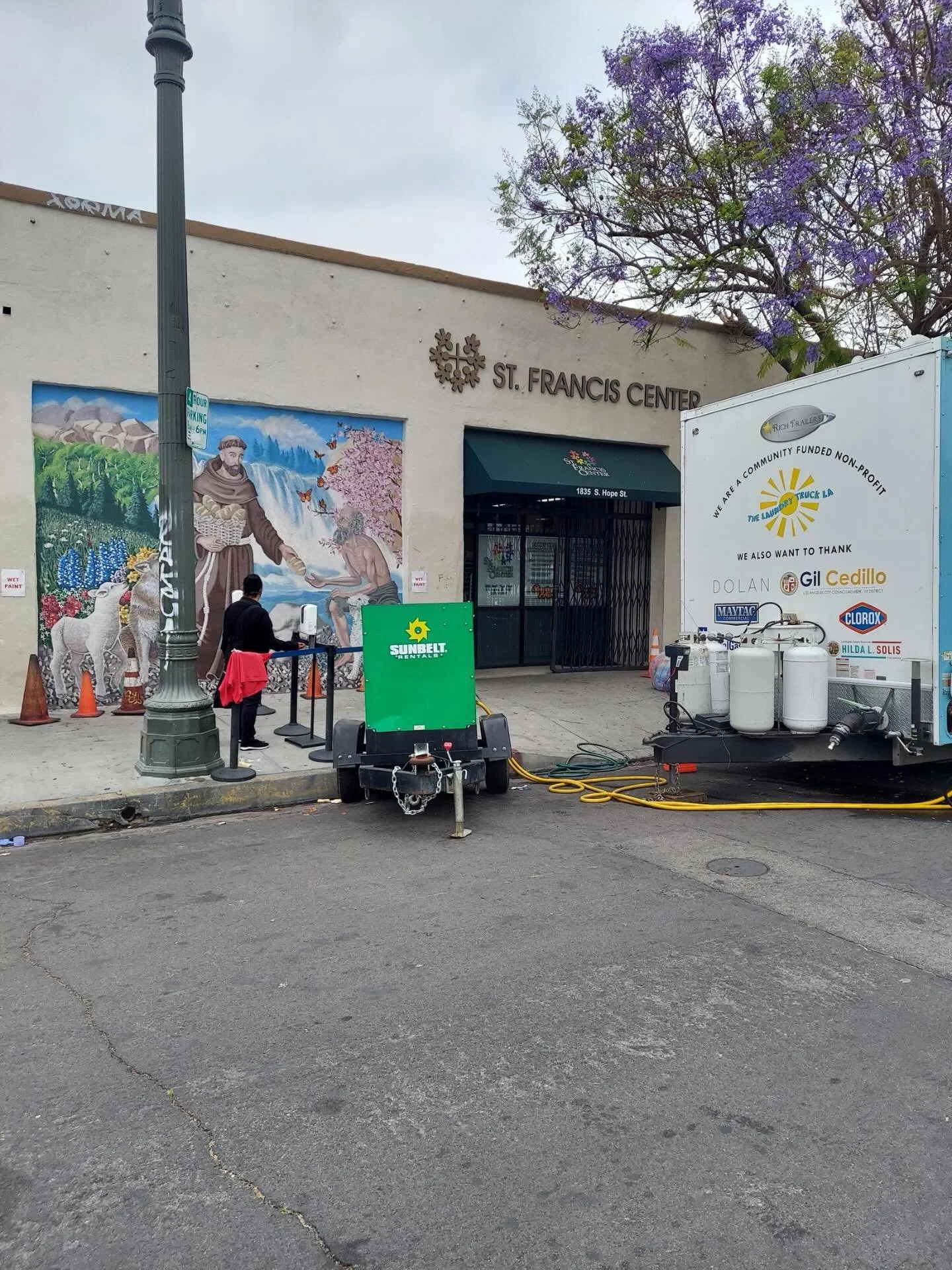 We&rsquo;re at St. Francis Center!

📍1835 S Hope St, Los Angeles, CA 90015

Mondays / Lunes: 8:00am&ndash;10:00am
Fridays / Viernes: 8:00am&ndash;10:00am

We provide free mobile laundry services to help our community. Bring your laundry by - we&rsqu