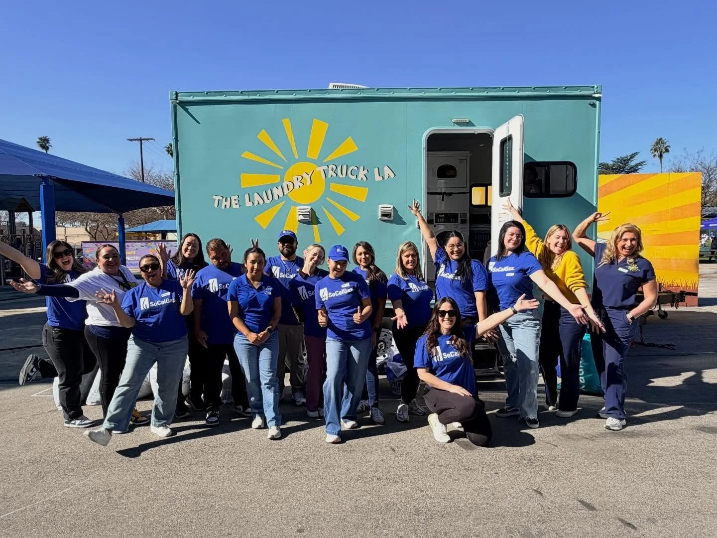 Meet the amazing volunteers from @socalgas, helping us deliver clean laundry and dignity to our community. 💛
We are deeply thankful to SoCalGas for sponsoring The Laundry Truck LA and supporting our mission to serve neighbors in need. 
#communityimp
