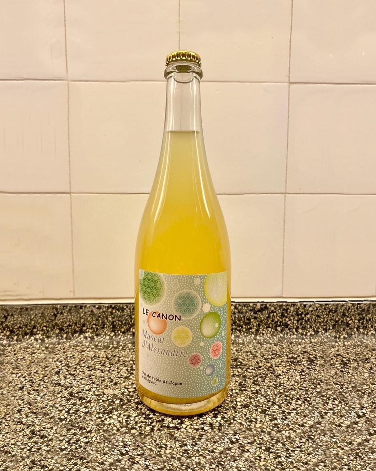 Muscat d'Alexandrie - Le Canon. This Japanese pet-nat is pure fermented pineapple juice. A legendary Muscat from winemaker Hirotake Ōoka, we were spoiled to be the first in the Netherlands to pop a bottle. Any left, @cheninchenin.ams? In any case, th