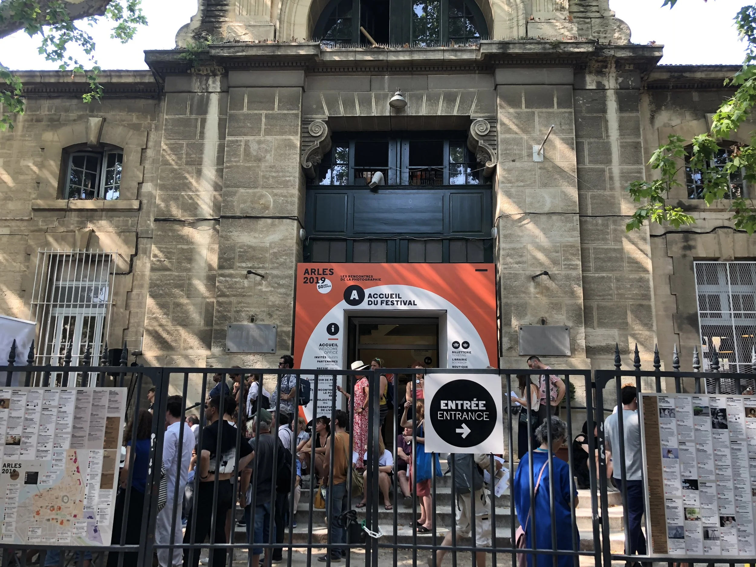 新闻发布会在阿尔勒摄影节组委会的院内举办