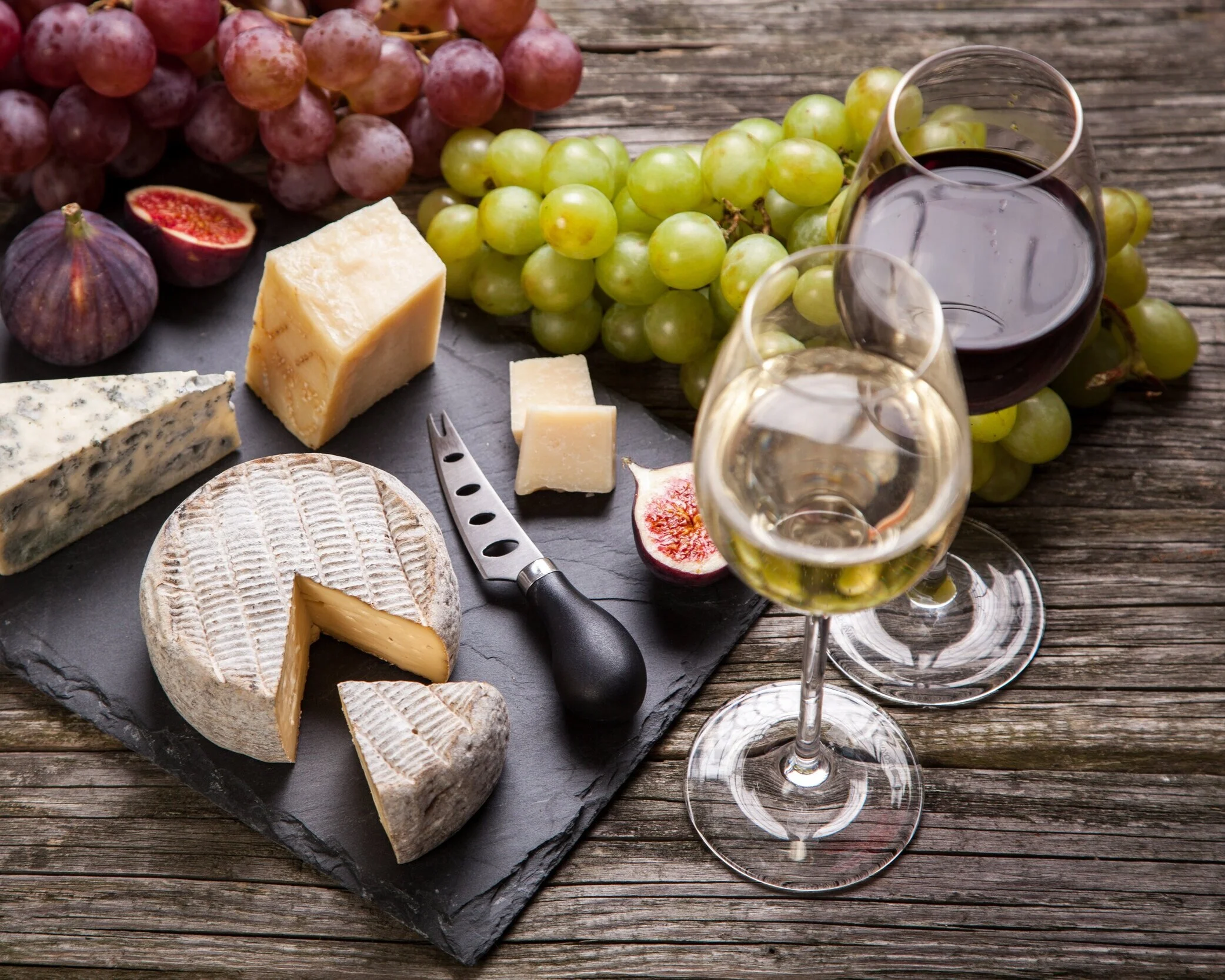 тарелка для сыра. фрукты к вину. съедобный букет к вину. фрукты для романтического вечера. стол с едой.