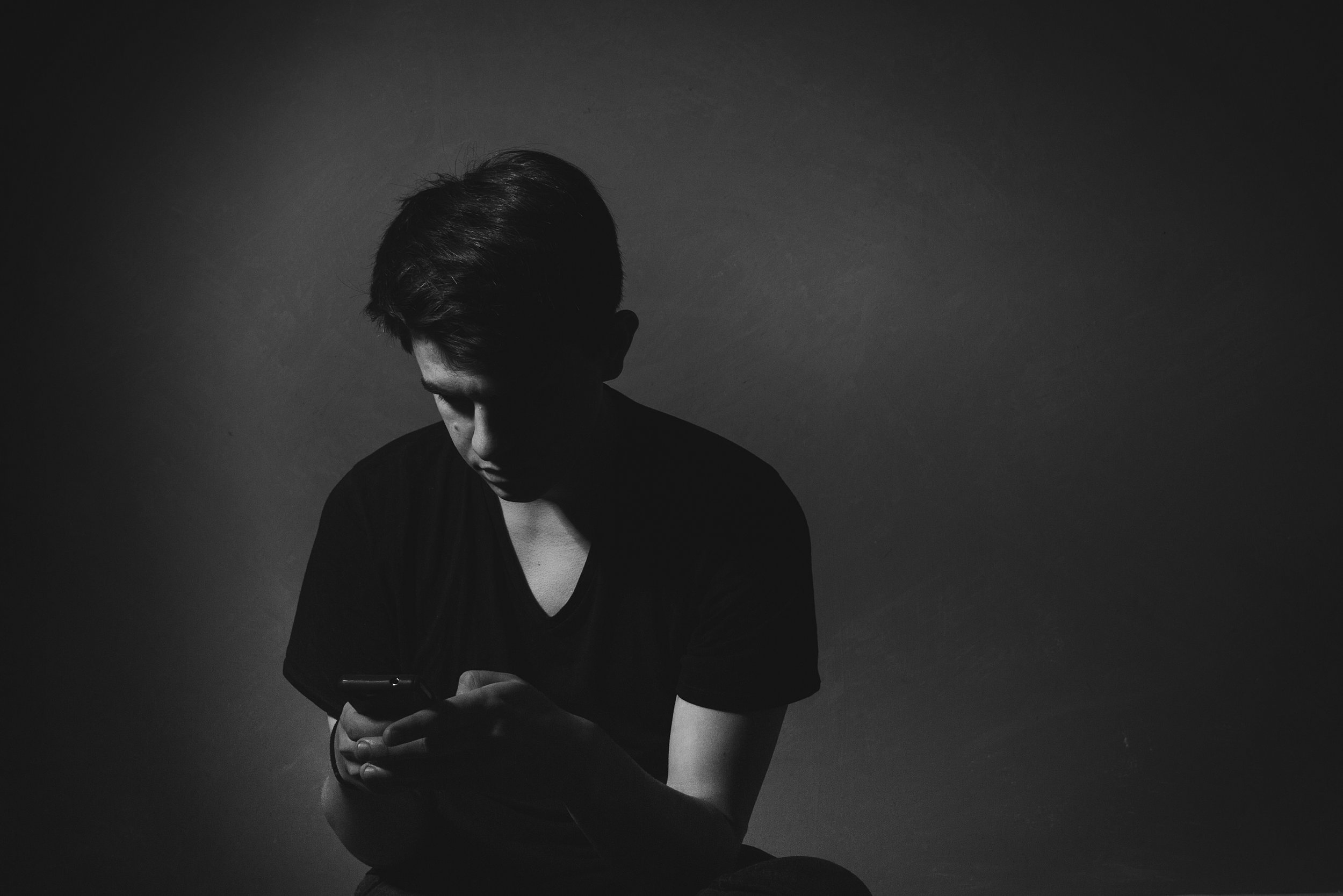 man_texting.jpg