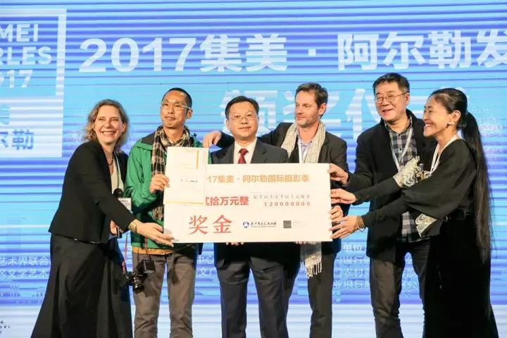 Jimei x Arles Discovery Award 2017 ceremony. From left: Bérénice Angremy (festival director and jury member), Feng Li (winner of Discovery Award 2017), Lai Zhaohui (director of public relations of Jimei District's CPC), jury members Sam Stourdzé, Wang Huangsheng (former director of CAFA Art Museum) and inri