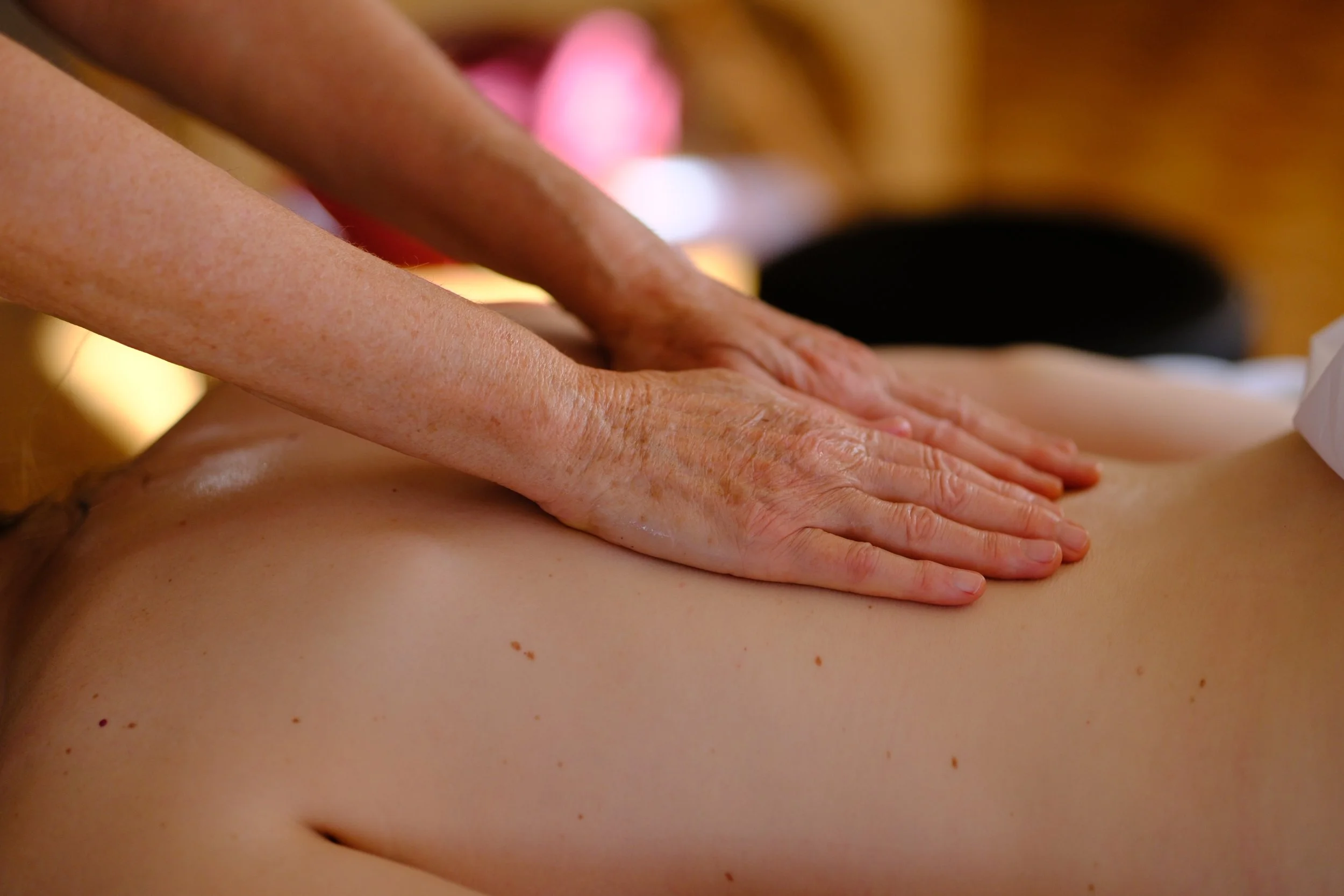 Gewahrsein und Präsenz in der Esalen Massage