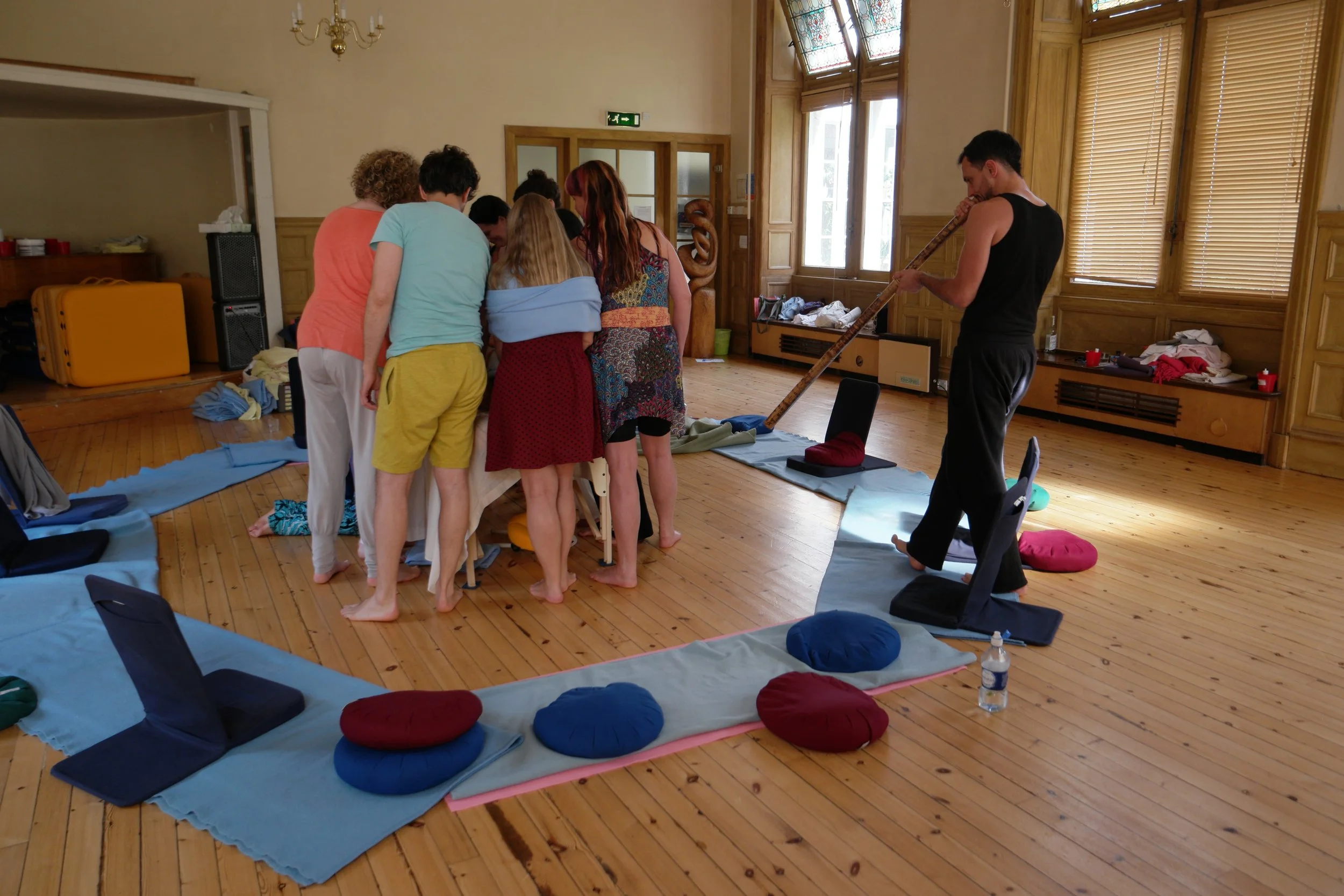 Teilnehmende erleben Musik, Berührung und Gemeinschaft in einem Esalen Massage Workshop.