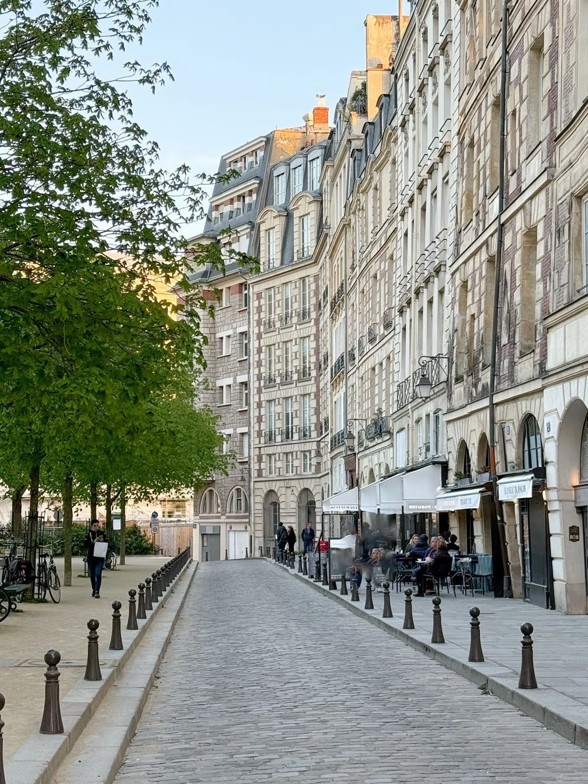 paruis cobblestone street les fleurs tours to france