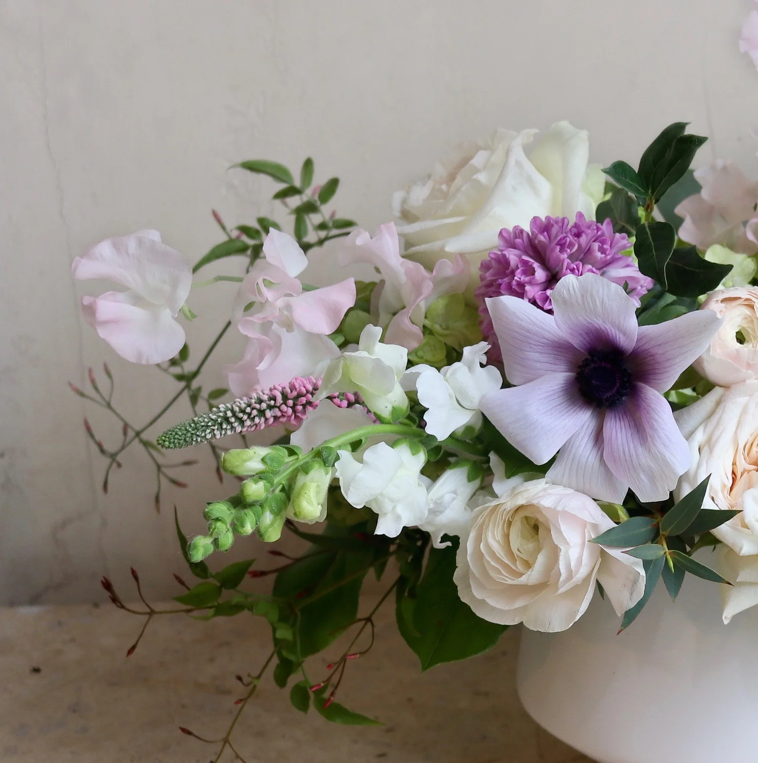 Spring Flower Arrangement Centerpiece Ranunculus Anemone Roses Snapdragons Les Fleurs Flower Delivery