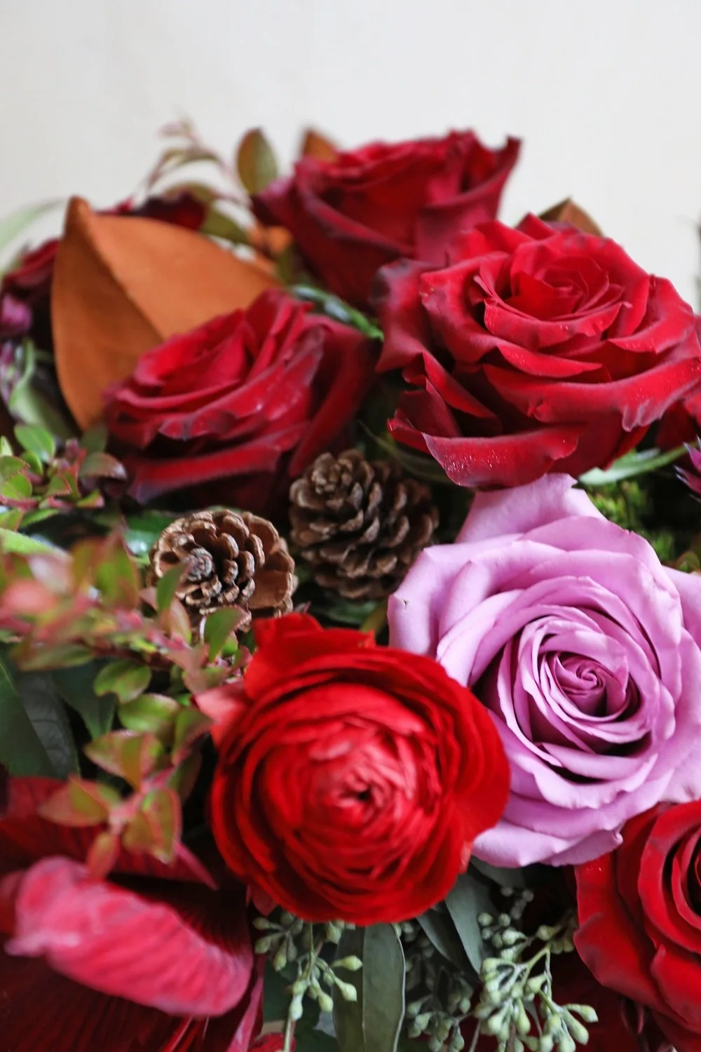 holiday flower delivery lesfleurs andover ma red roses pinecone arrangement