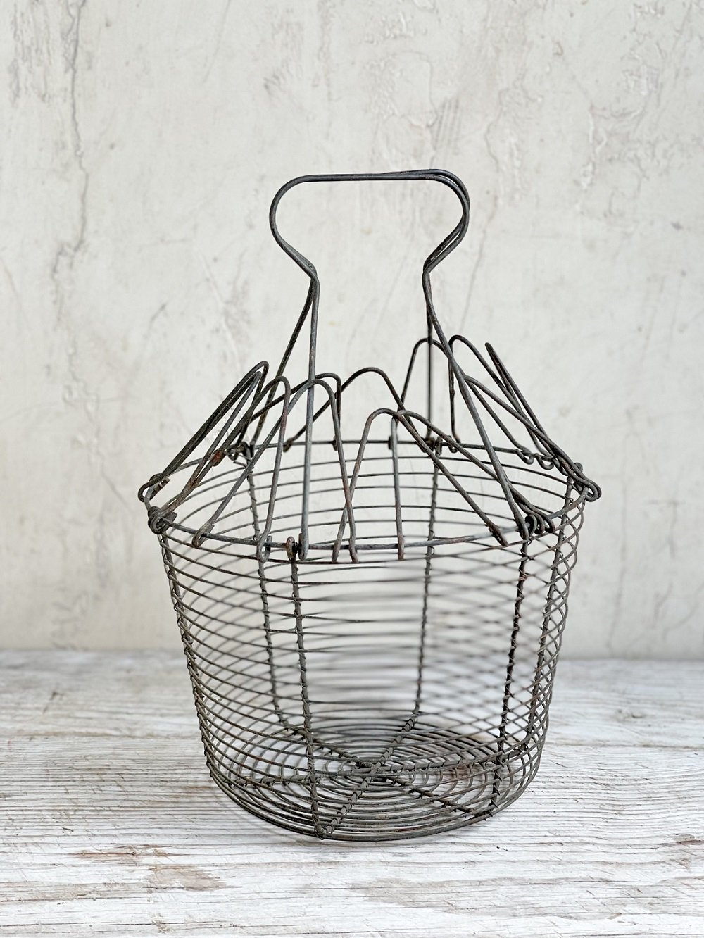Tofficu Wire Egg Basket with Wood Handle, Rustic Chicken Egg Baskets for  Fresh Eggs, Vintage Egg Collecting Basket for Carrying and Collecting Egg¡  - Yahoo Shopping