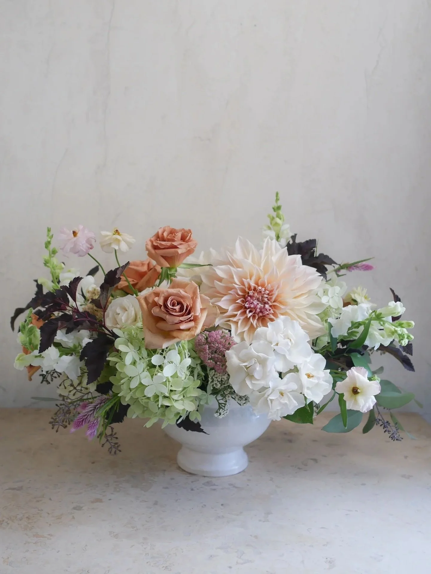 Cr&egrave;me br&ucirc;l&eacute;e anyone? Our newest fall arrangement is a nod to the classic French dessert, combining velvety caramel roses with locally-farmed dahlias. Creamy neutrals &amp; rustic autumn accents melt together in a harmony as sweet 
