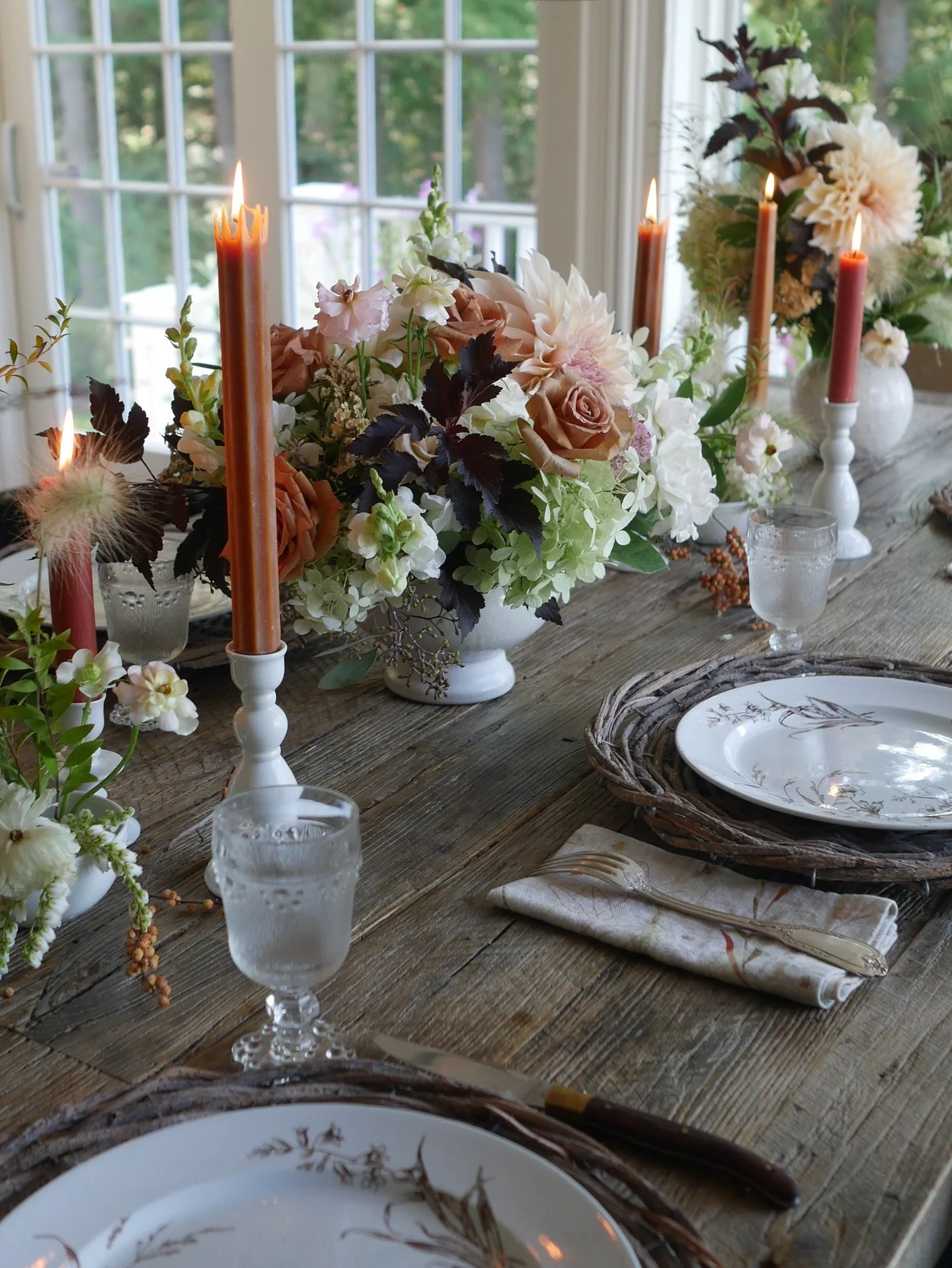 A vintage autumn table layered with charm 🍂✨
Brown transferware and natural textures set the tone, while Alix D. Reynis candle holders add a whisper of French elegance. Locally grown dahlias, hydrangeas, and roses bring the final touch! 

Read all a