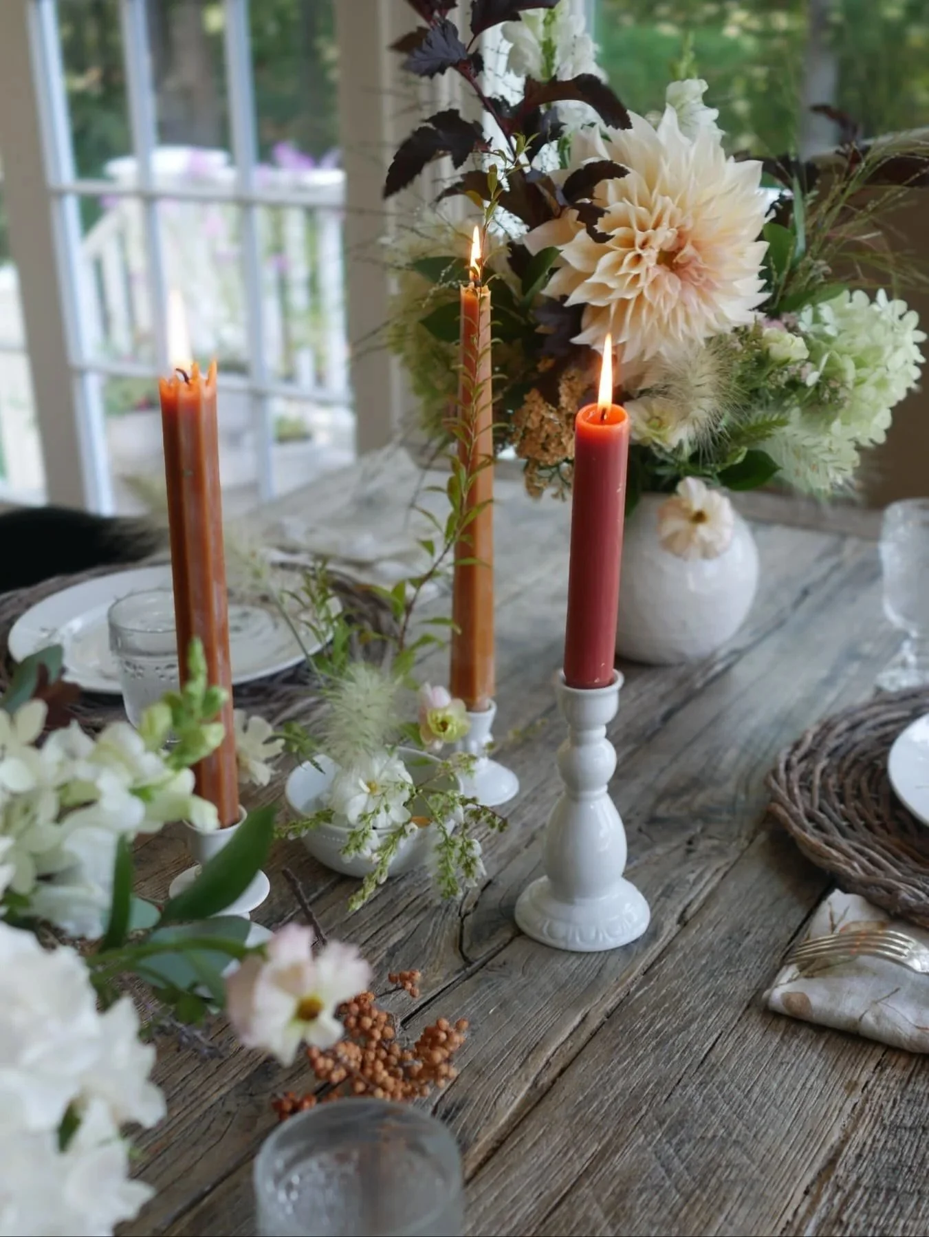 Through the years, we&rsquo;ve shared with you so many different Thanksgiving tablescape inspirations &mdash; from earthy browns and rustic harvest tones to cheerful yellows, romantic pinks, crisp whites, and glowing ambers. Each season brings its ow
