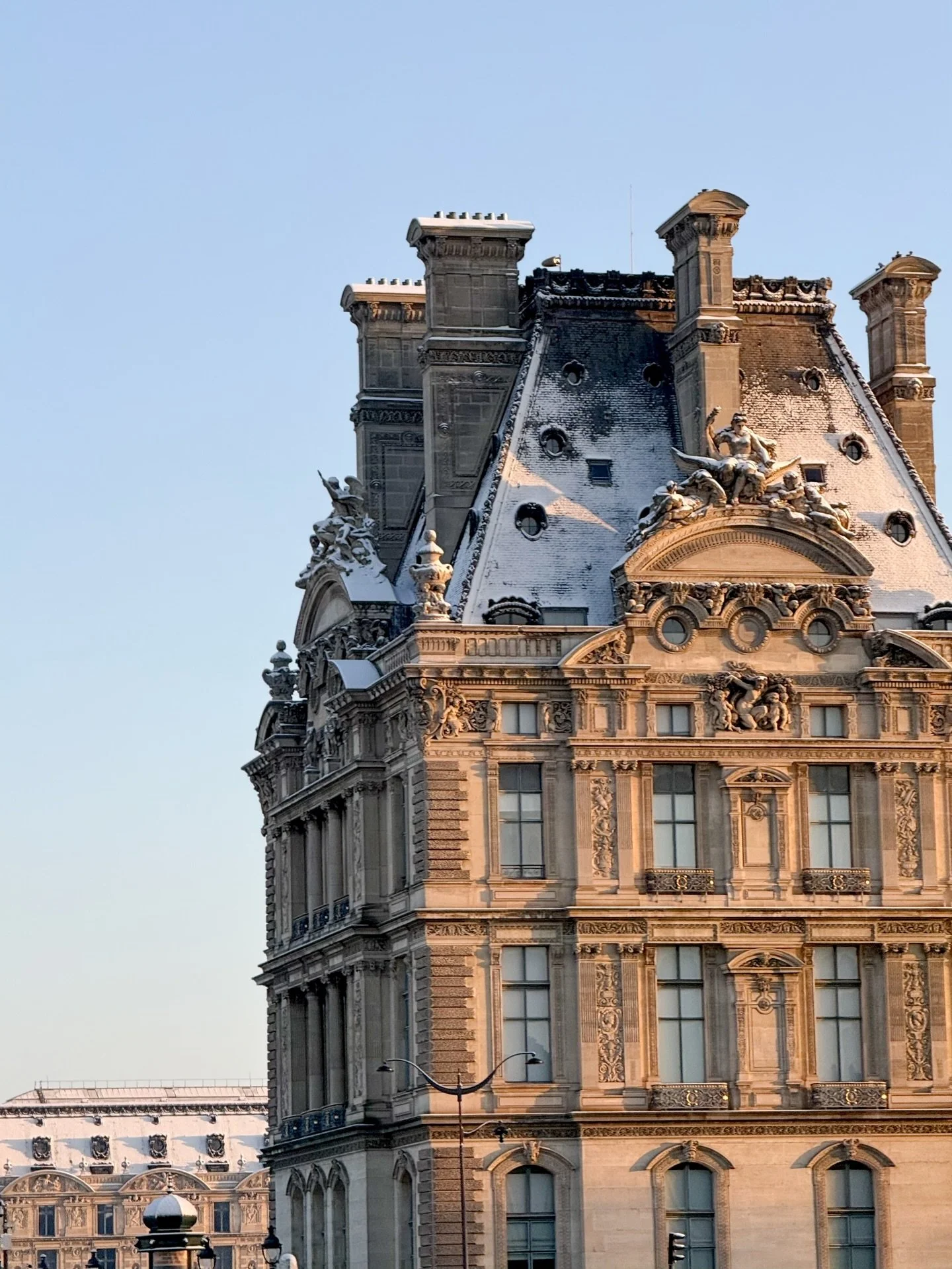 Paris dressed in white 🤍
Just when I thought I&rsquo;d seen Paris in every season, this past trip surprised me yet again. Walking home from a meeting, the snow began to fall&mdash;soft, quiet, and completely magical. I couldn&rsquo;t help but soak i