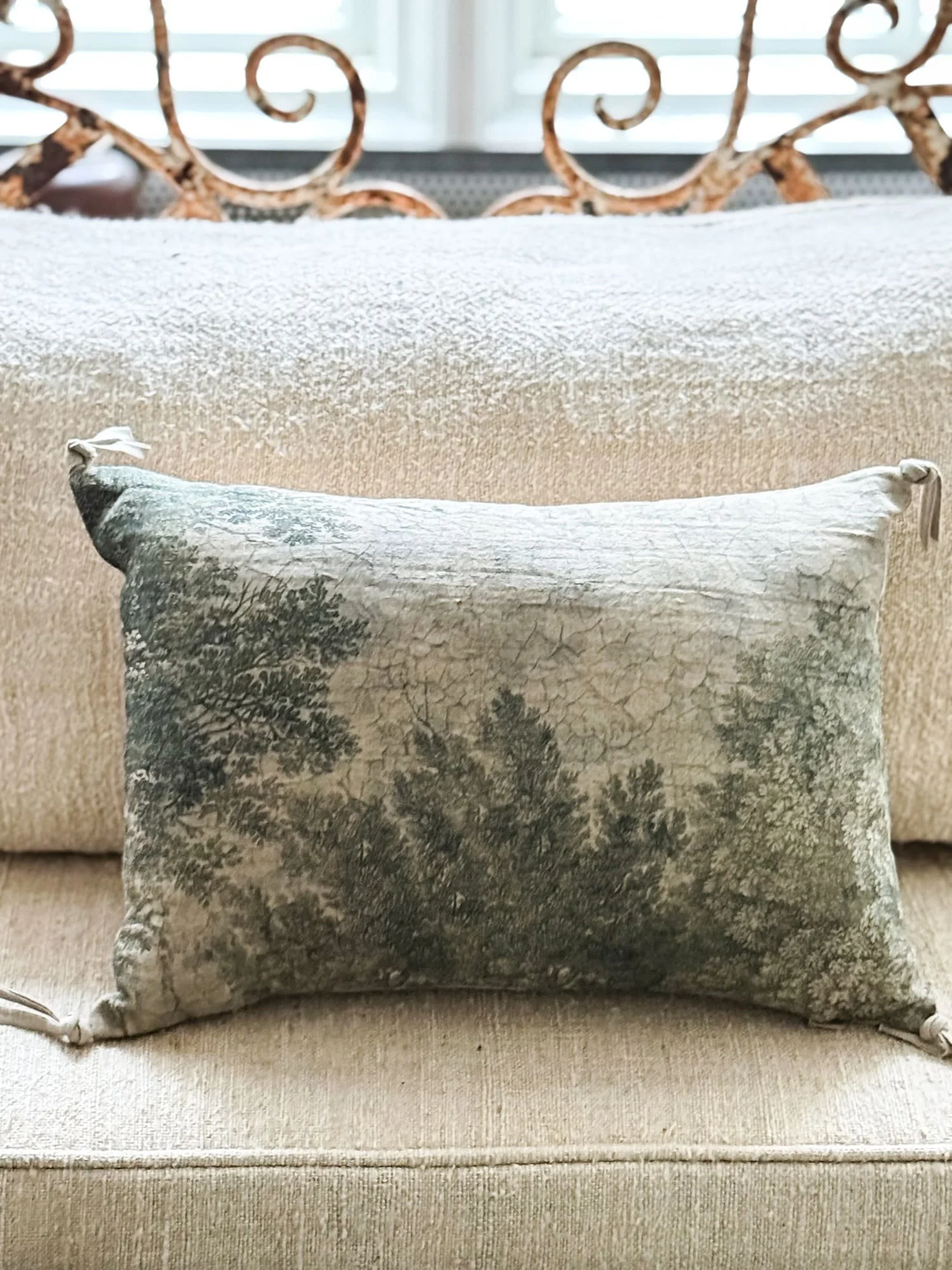 en-fil-indienne-ananbo-french-linen-campagne-throw-pillow-lichen-green-2.jpg