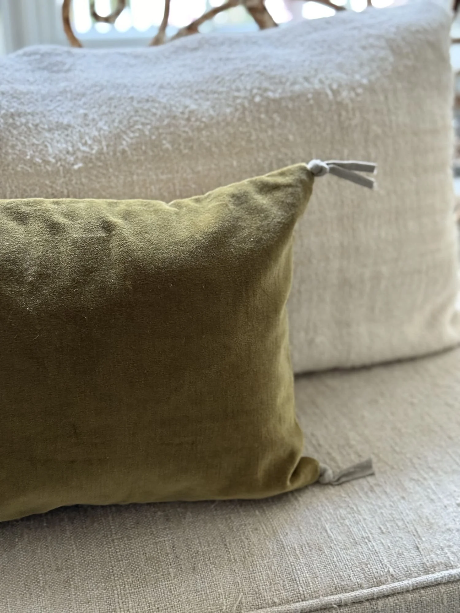 en-fil-indienne-ananbo-french-linen-namrana-throw-pillow-gold-velvet.jpg