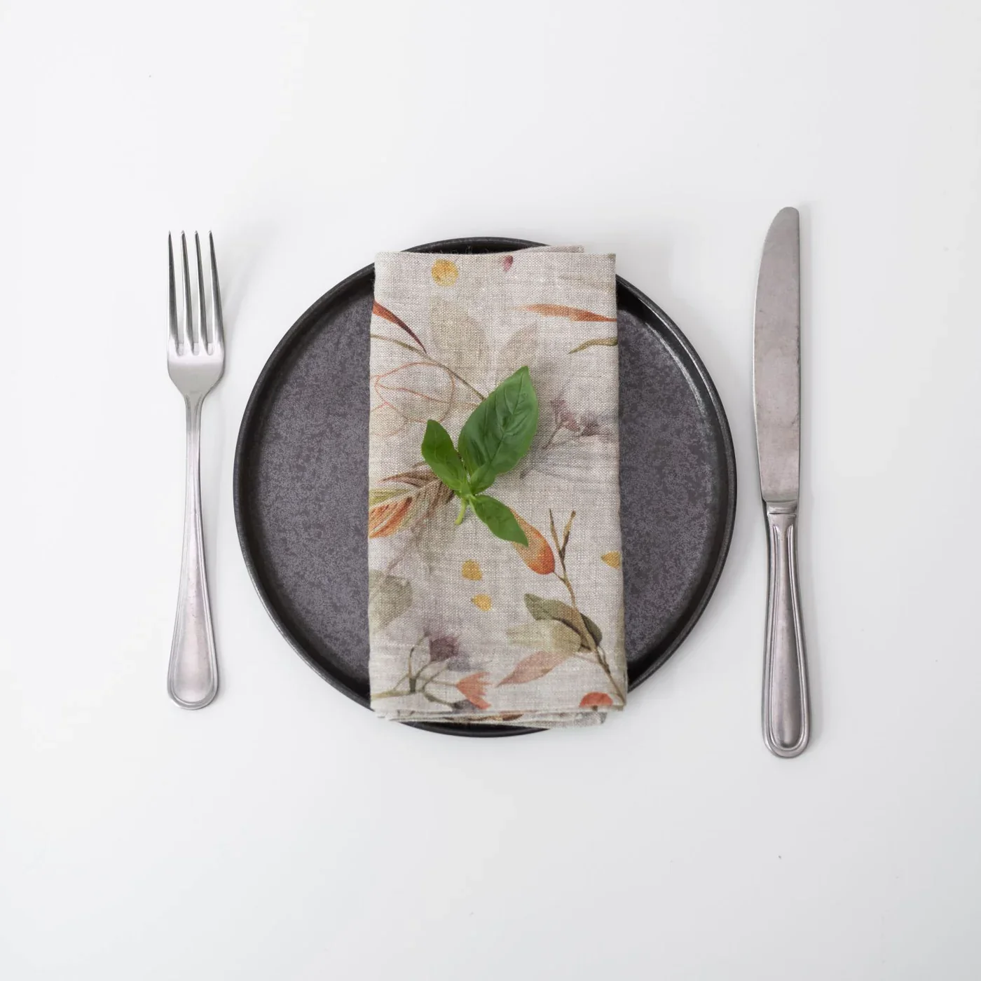 linen-napkin-fall-leaves-design-place-setting.webp