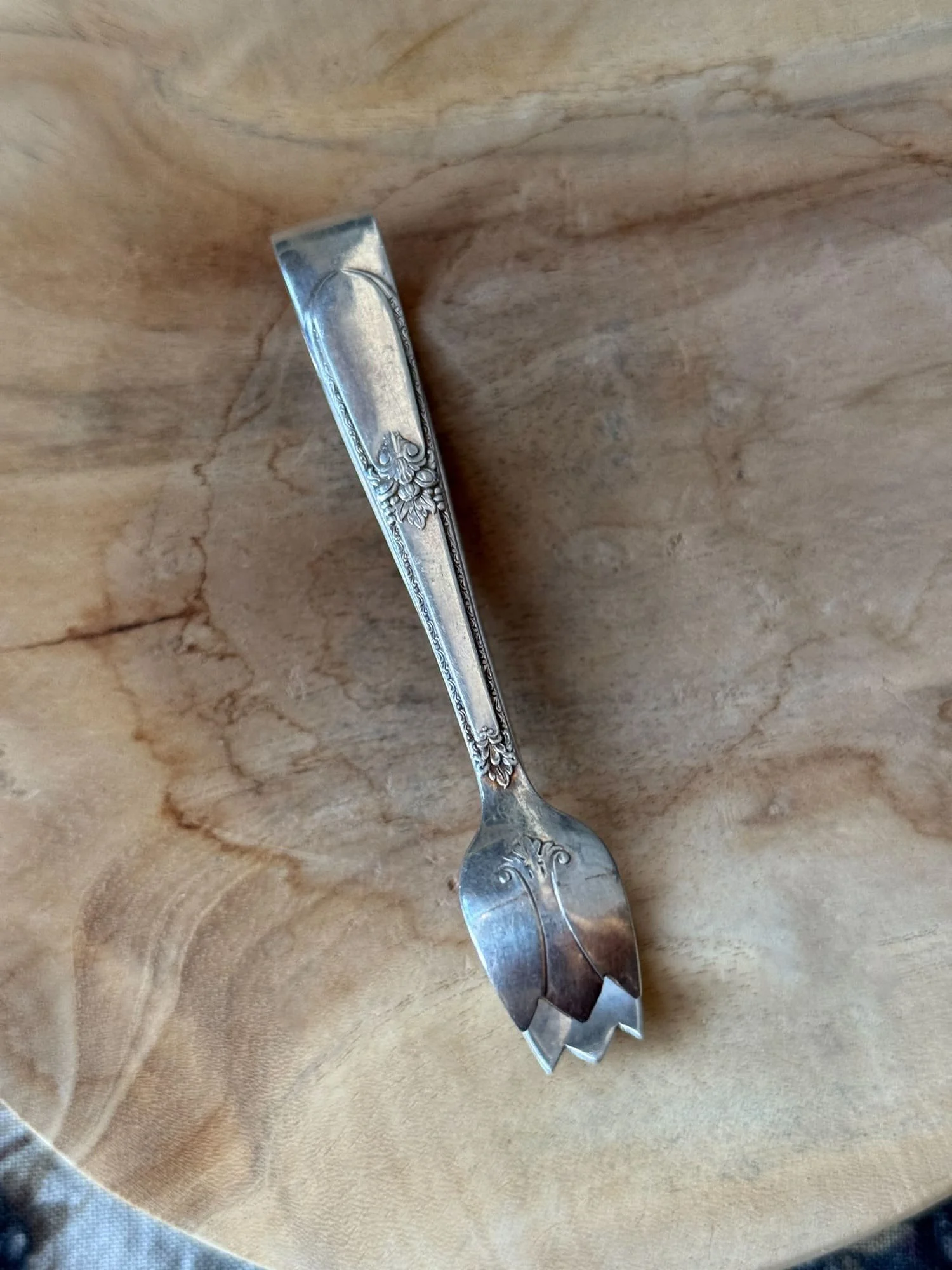 vintage-silver-sugar-tongs-tulip-fleur-de-lis-handle.jpg