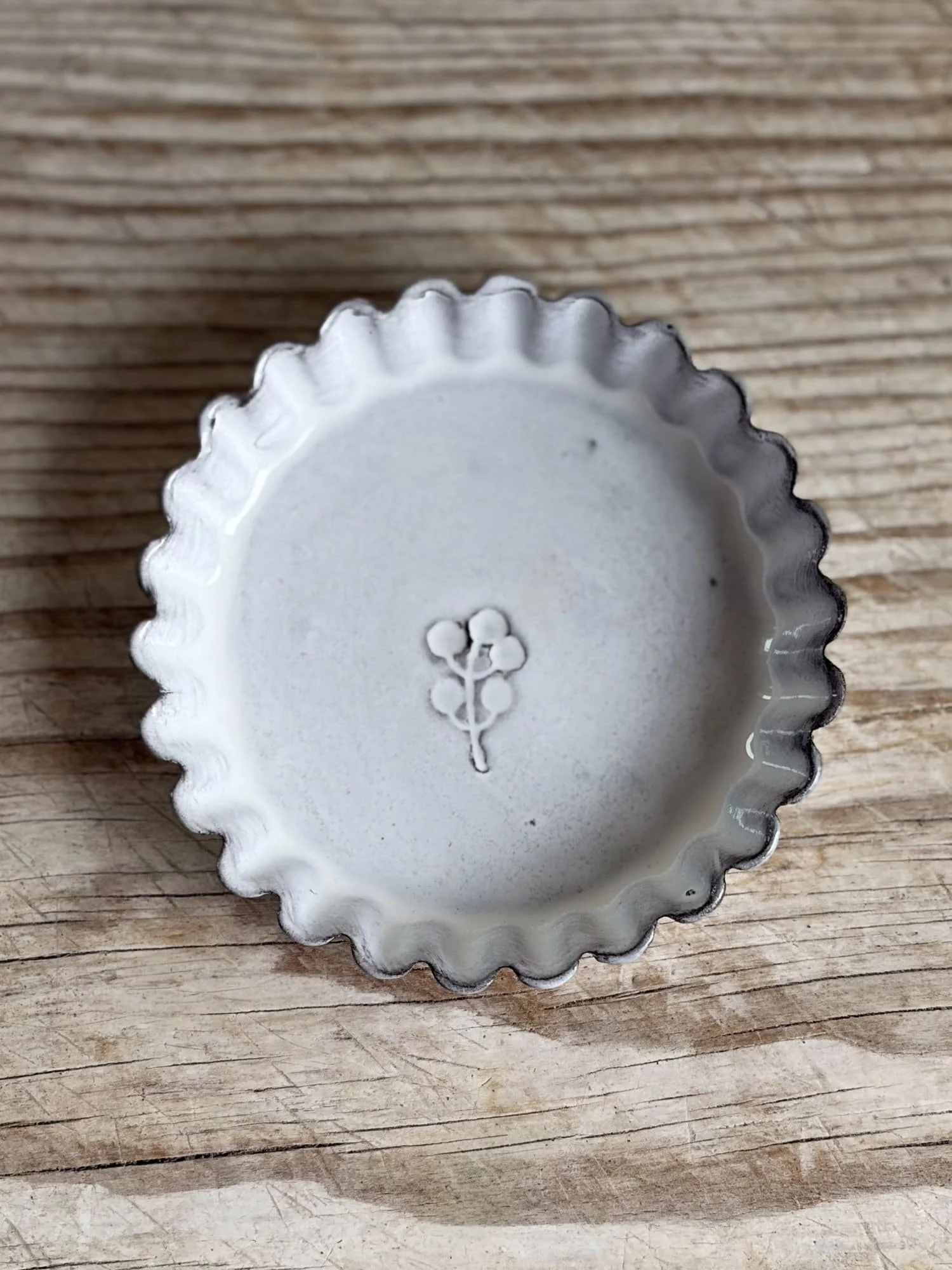 Reves d'Argile Scalloped Tart Dish / Soap Dish | White Majolica Glazed Provence Pottery