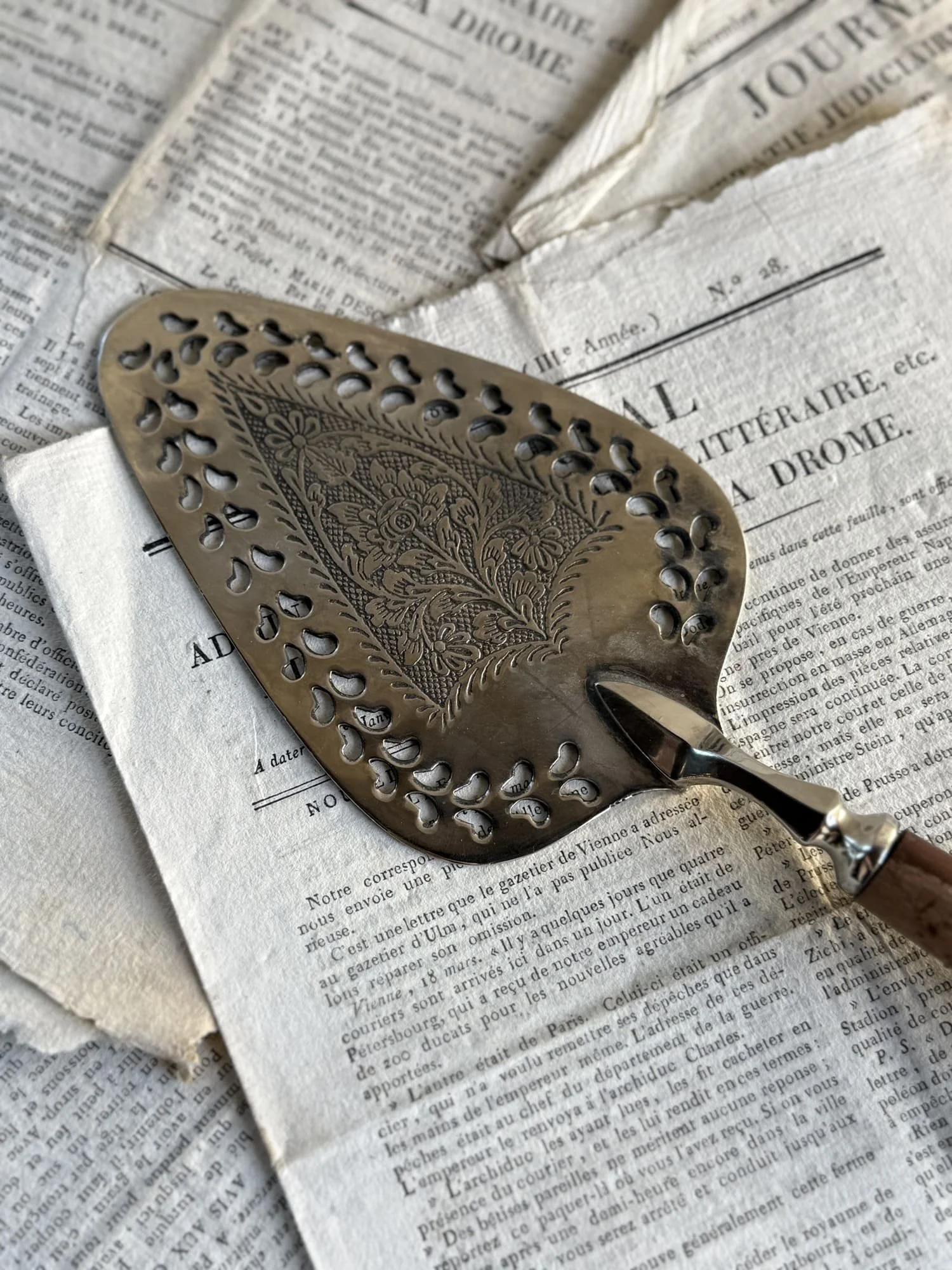 vintage-silver-pie-server-wood-handle-2.jpg