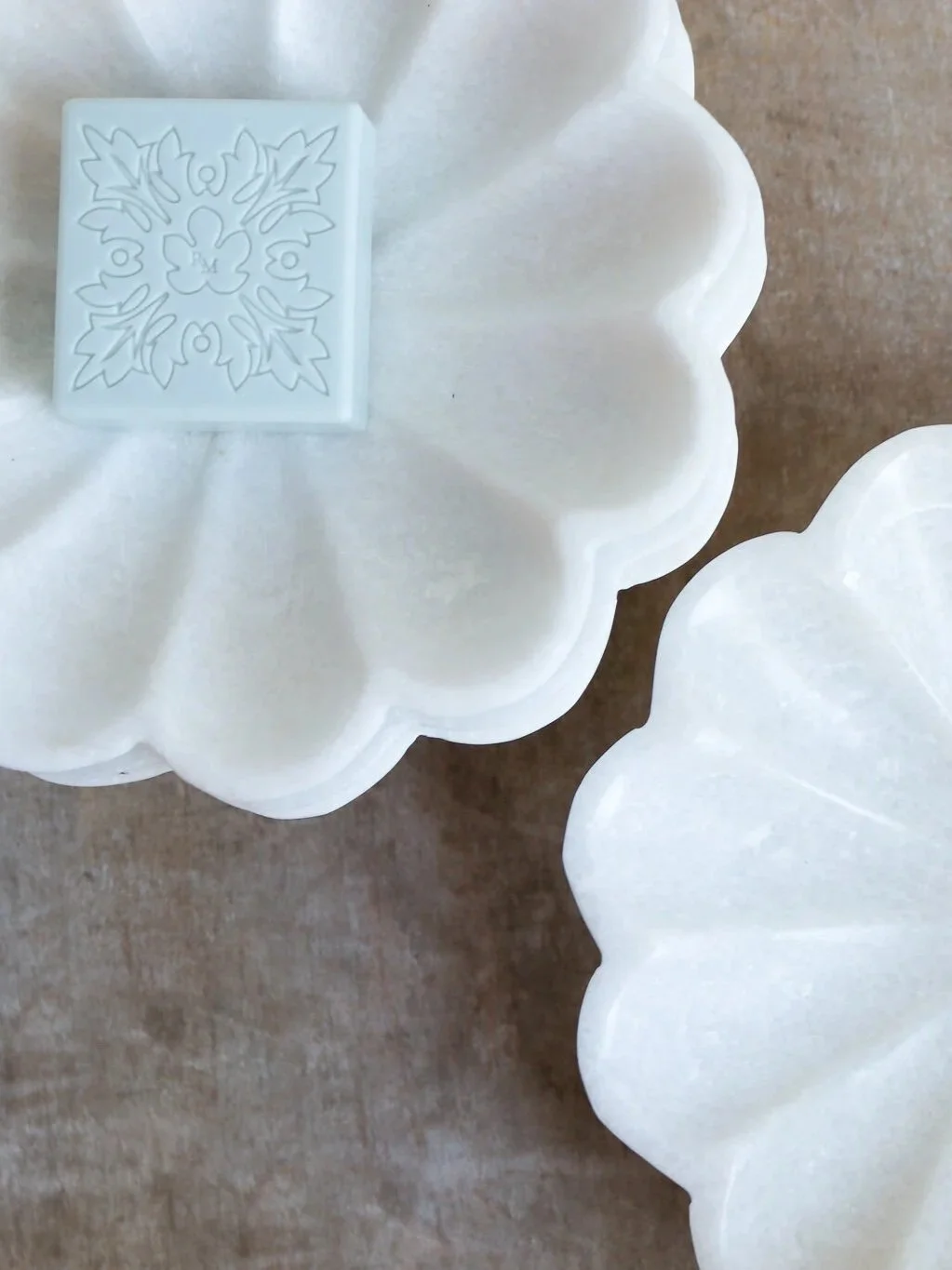 marble-floral-soap-ring-dish-lesfleurs-andover+%282%29.jpg