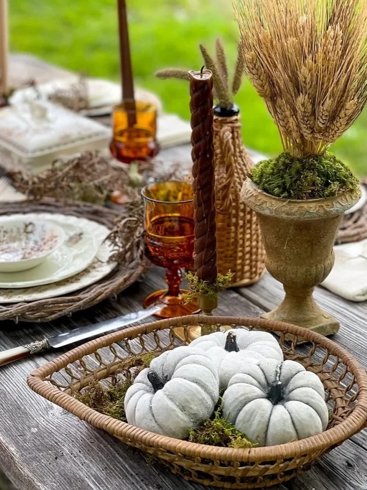 fall-tablescape-thanksgiving-table-setting-wicker-baskets-dried-flower-arrangement-amber-glass-vintage-stemware-les-fleurs-andover.jpg