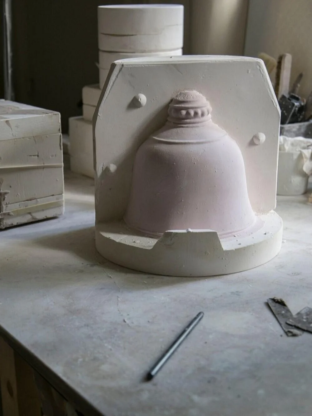 alix-d-reynis-white-porcelain-angkor-pendant-light (5).jpg