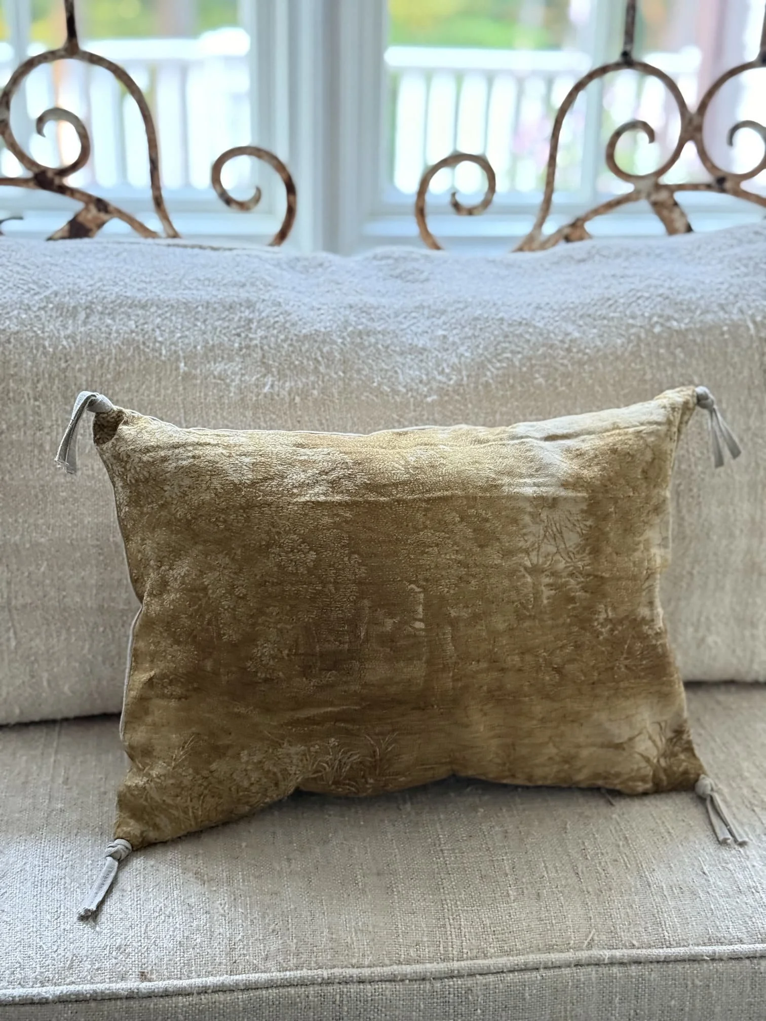 en-fil-indienne-ananbo-french-linen-campagne-throw-pillow-ocre.jpg