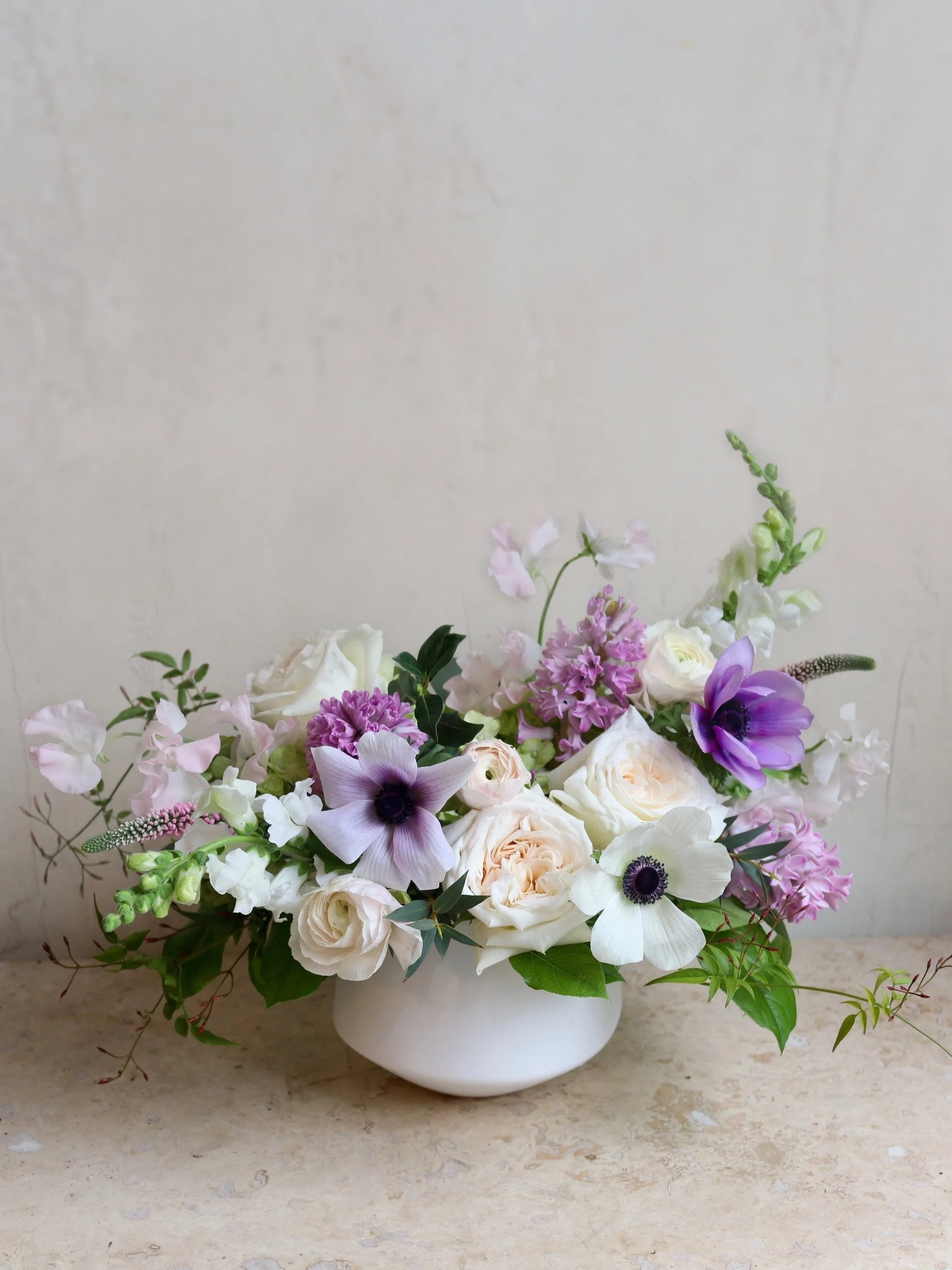 Spring Flower Arrangement Centerpiece Anemone Ranunculus Roses Snapdragons Les Fleurs Flower Delivery
