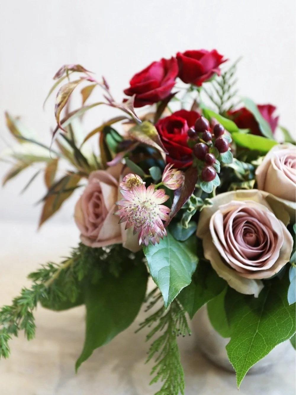 holiday flower arrangement Christmas table centerpiece red pink amnesia roses
