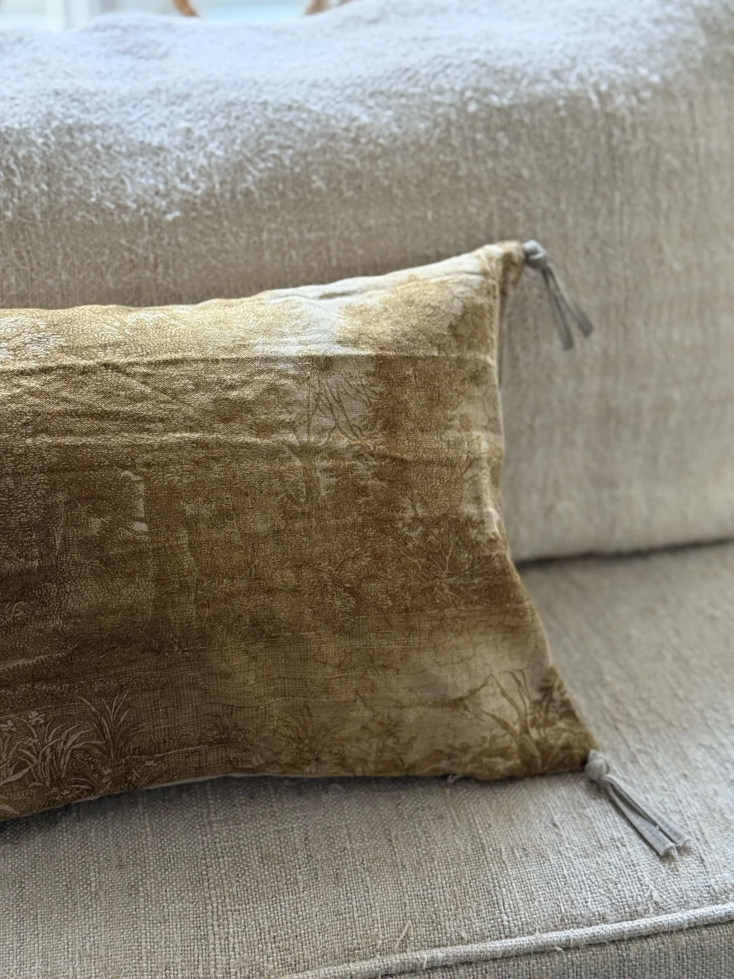 en-fil-indienne-ananbo-french-linen-campagne-throw-pillow-ocre-2.jpg