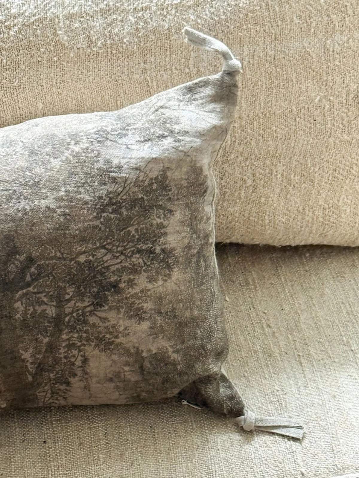 en-fil-indienne-ananbo-french-linen-campagne-throw-pillow-grey-2.jpg