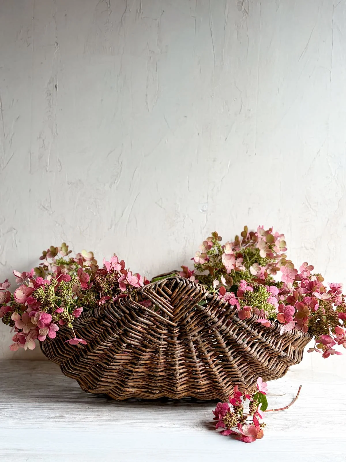 antique-french-willow-wicker-gathering-basket-flat-handle (6).jpg