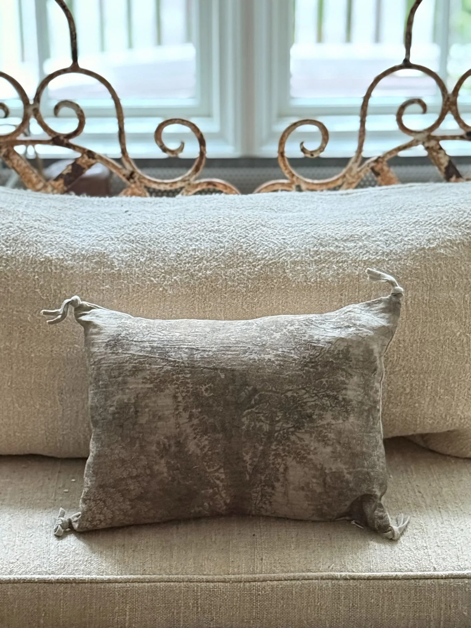 en-fil-indienne-ananbo-french-linen-campagne-throw-pillow-grey.jpg