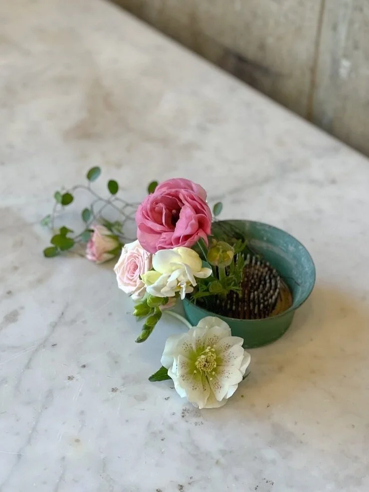 vintage-spike-flower-frog-vase-cup-floral-arranging-frogs-old-green-paint-les-fleurs-andover+%283%29.jpg