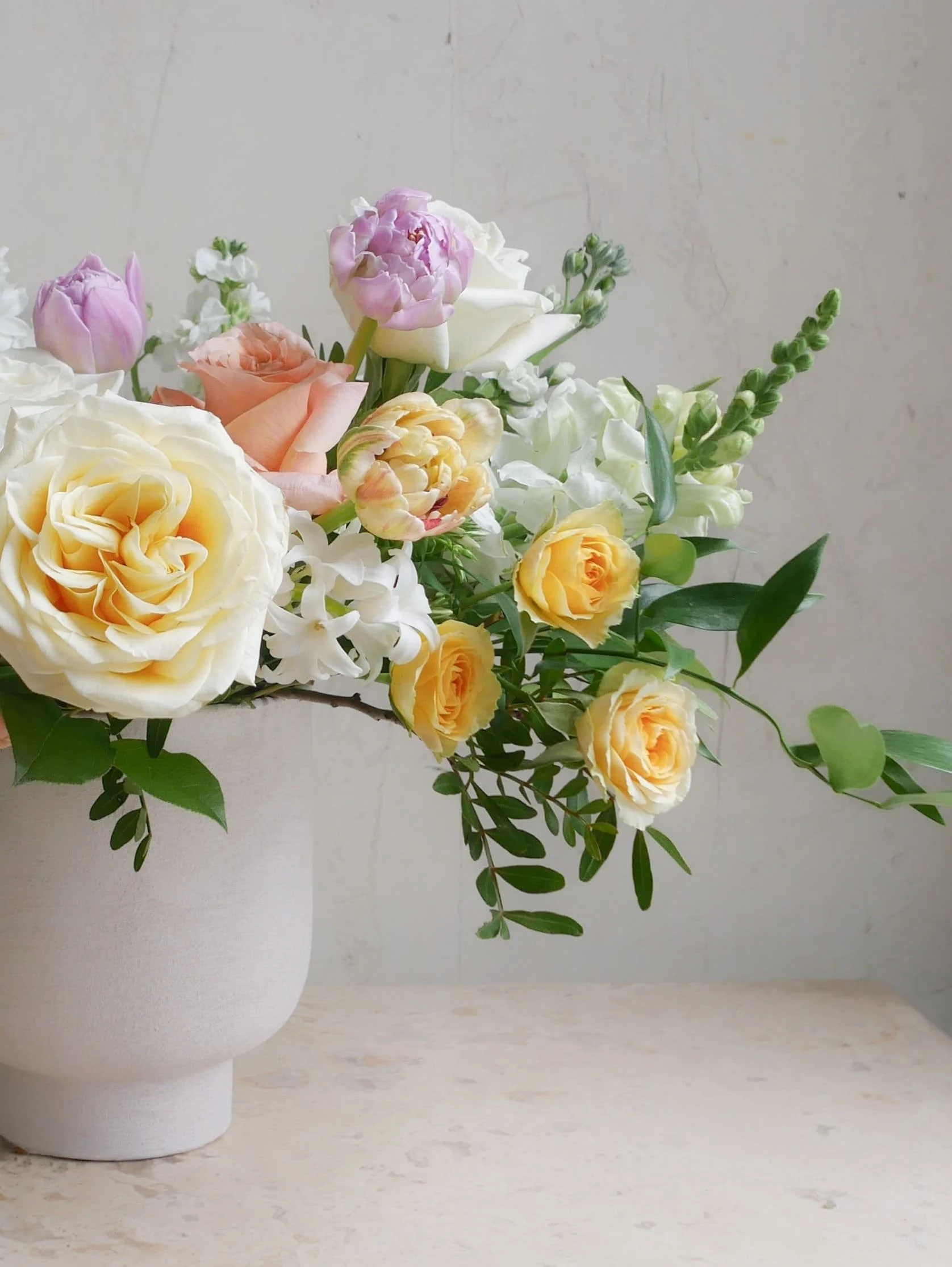 sunny-spring-flower-arrangement-yellow-peach-white-roses-les-fleurs-andover-marseille-2.jpg