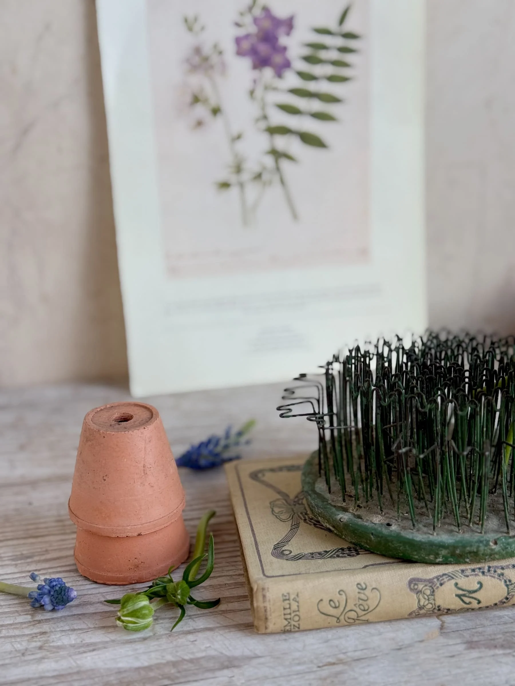 vintage-hairpin-flower-frog-round-green-flower-arranging-frog (3).jpg