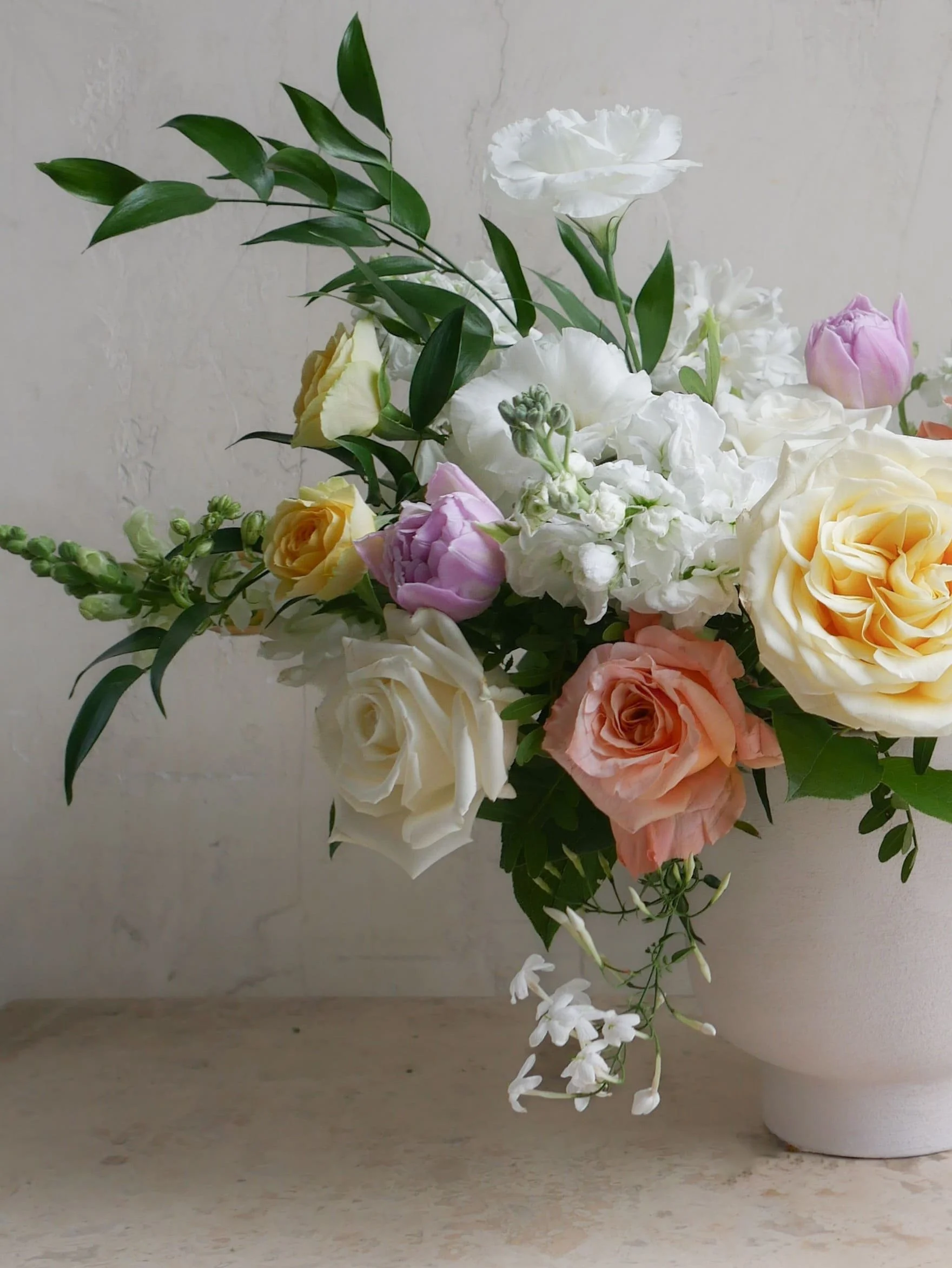 sunny-spring-flower-arrangement-yellow-peach-white-roses-les-fleurs-andover-marseille-1.jpg