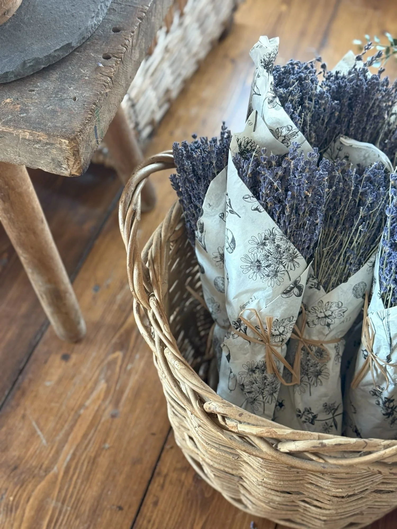 dried-lavender-flowers-provence-wrapped-bunch-les-fleurs.jpg