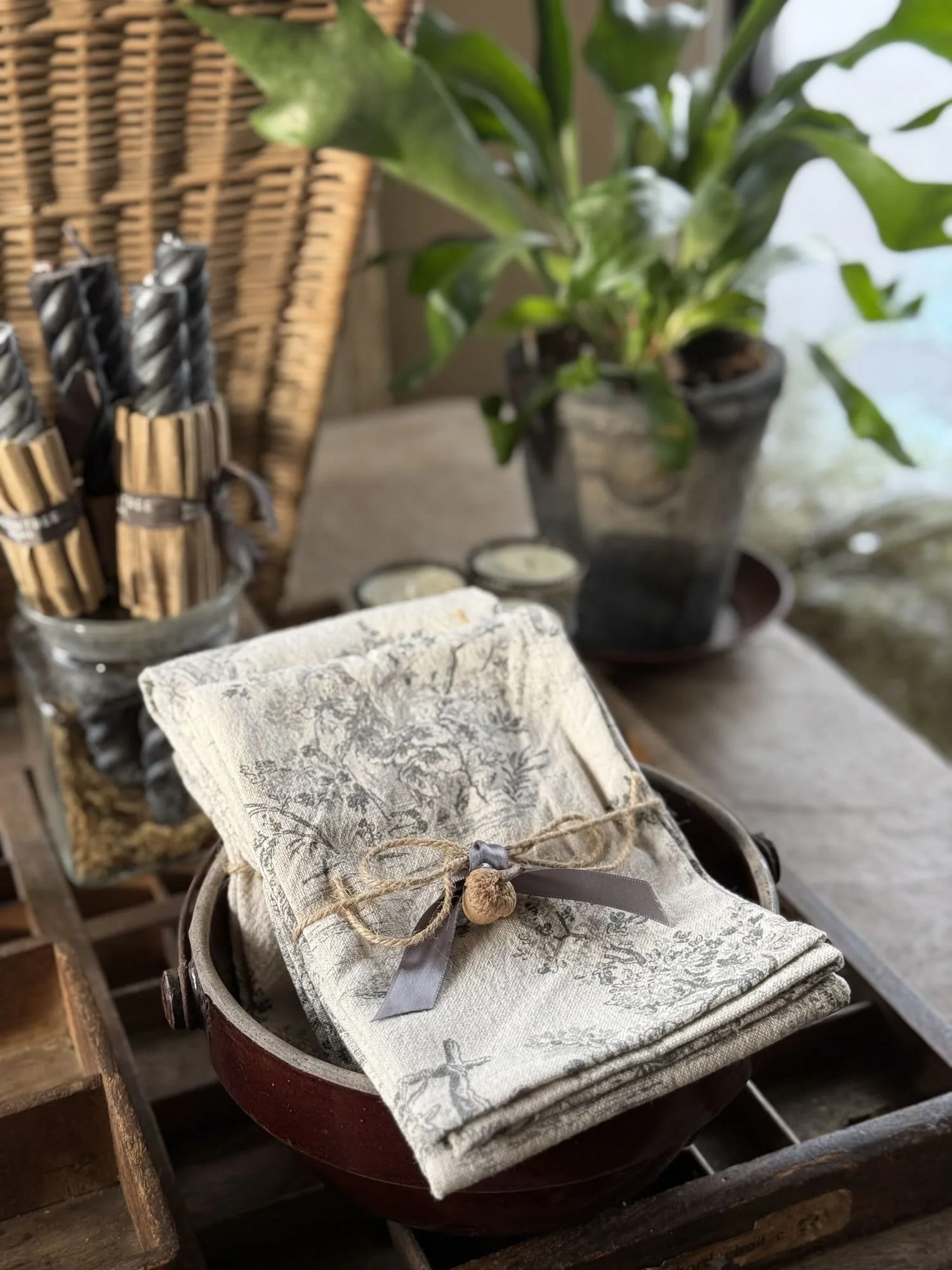 les-fleurs-inside-the-shop-fall-2025-toile-linen-tea-towel.jpg