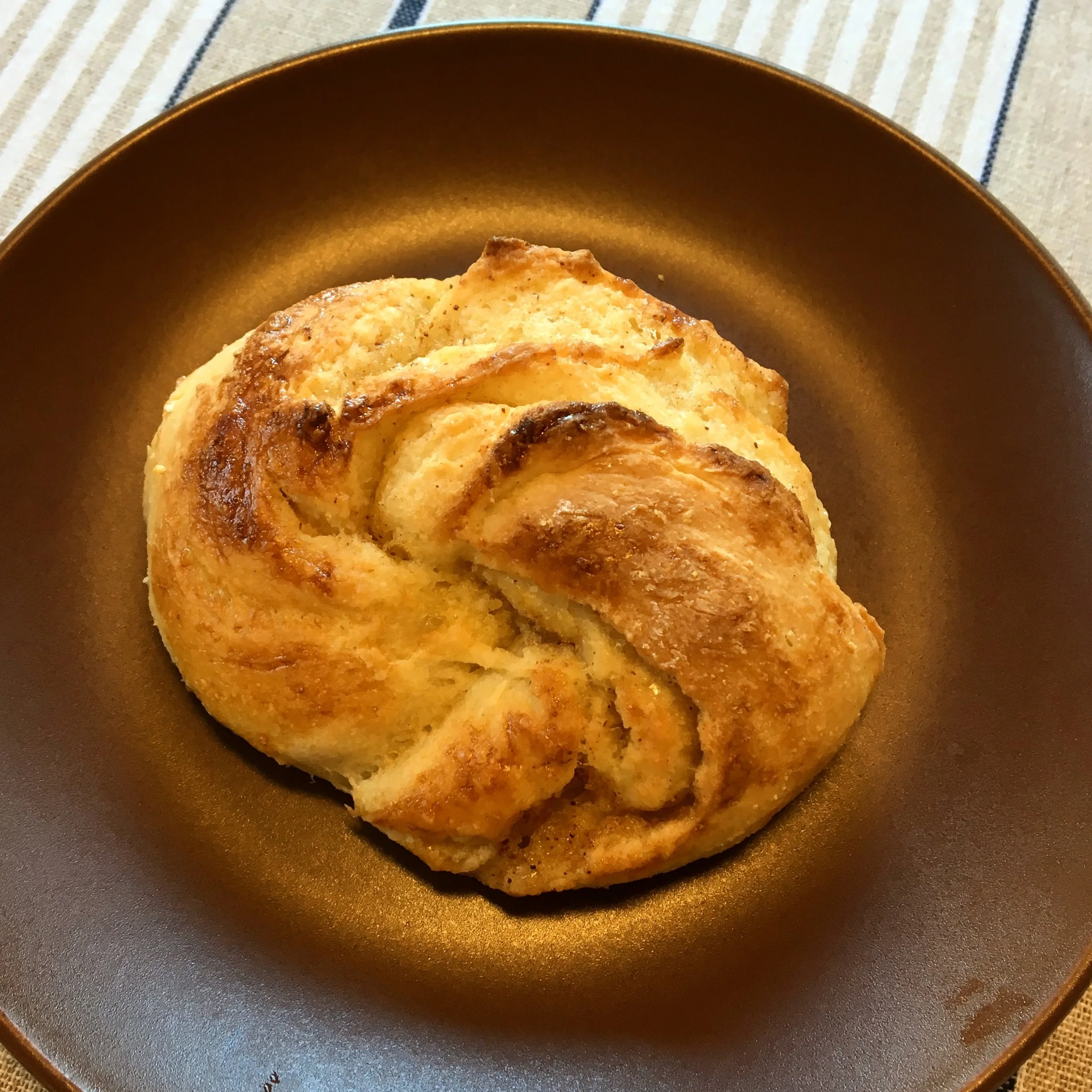 Søt gjærbakst -kanelsnurrer, skoleboller, lussekatter og boller.