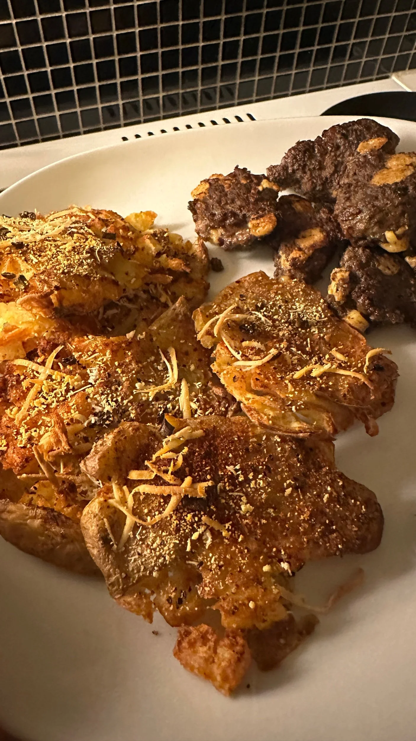 Smashed potatoes og kjøttboller med vegansk ost