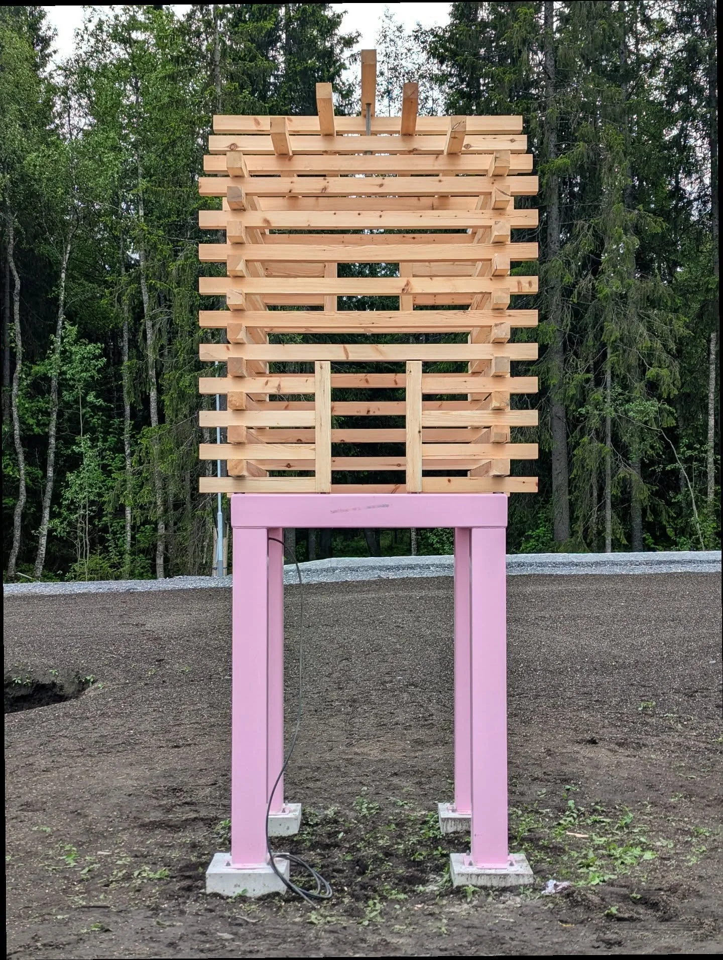 Verket Välkommen av @emmabeatricedahlqvist
med @furstelifinsnickeri , @karinsnickrar @timmerman_jamtland ,@toratimrar 
Stolta o glada över att få vara med o arbeta med konstnärlig gestaltning i offentlig miljö. Rolig arbet