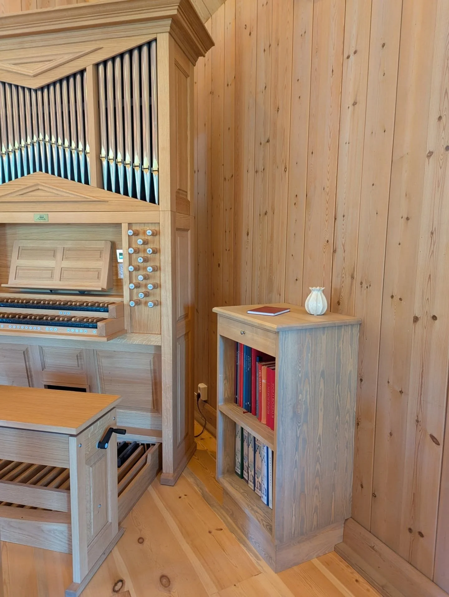 Sista hetsrycket innan Semester 🤸🏼 blev två enkla och funktionella möbler till Marielundskyrkan. En förvaringsmöbel till sakristian och en möbel för orgelnoter, båda möblerna ersätter bokfanerade sp&ar
