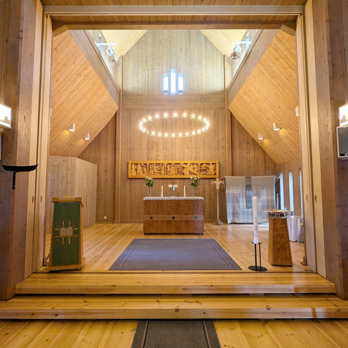 Steg två i Marielundskyrkan var att göra en diskret stolförvaring uppe i koret. Det har varit ett visuellt stökigt hörn och tanken var att få det lite mer vilsamt i den här vackra miljön. Klurigare än ma