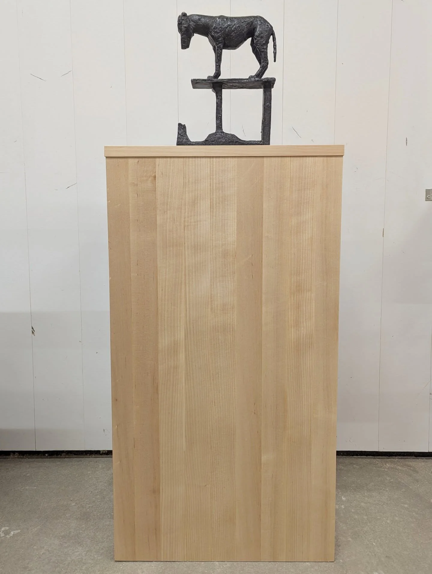 Jag har fått göra podier för att visa regionens konst! Jätteroligt arbete. 
Bronsstatyn är gjord av Mats Åberg och heter "Liten spegling". Här fick jag gömma en motvikt nere vid golvet för att