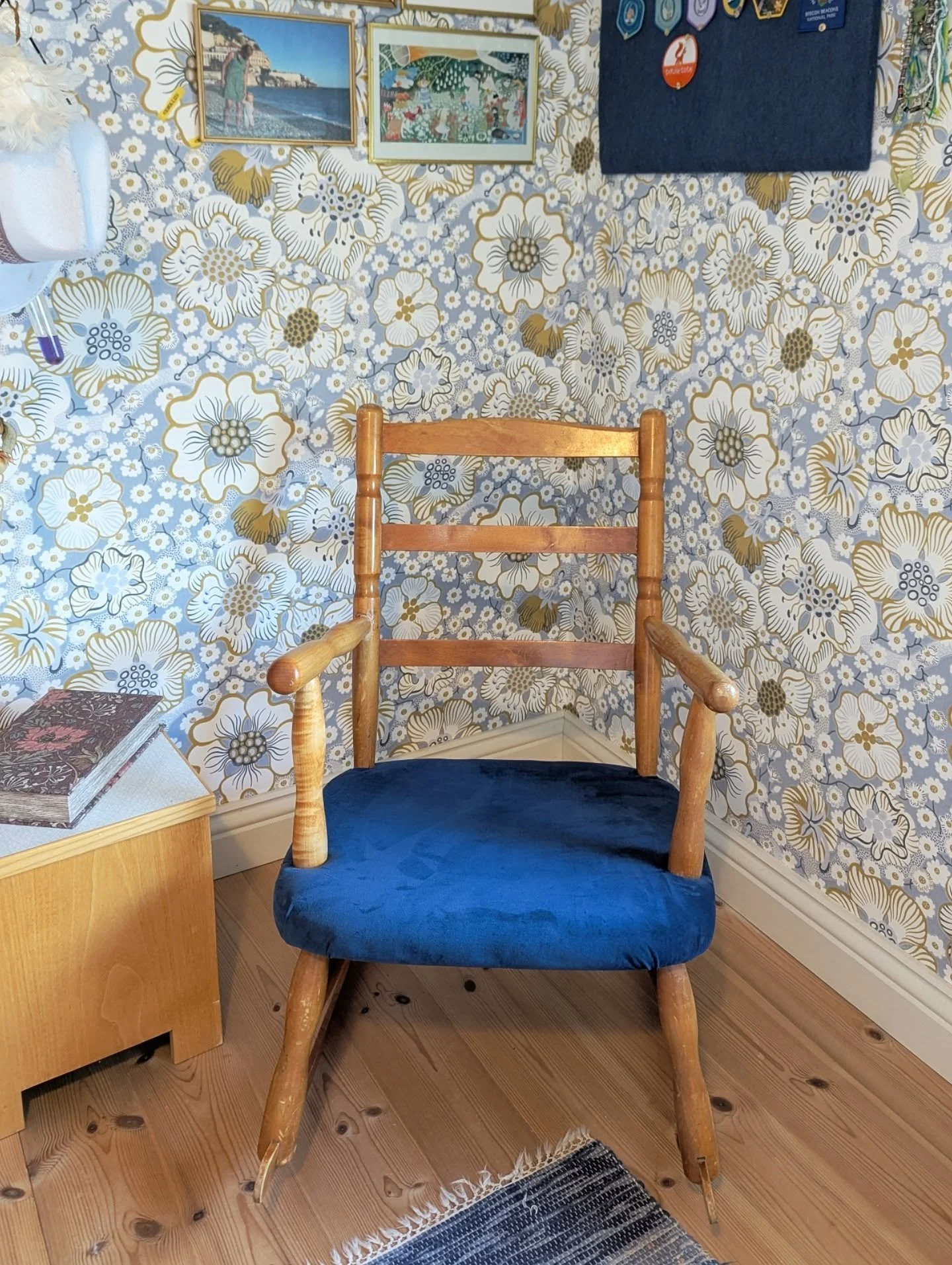 Jag lagade den här loppade o trasiga gungstolen för nåt år sen och försökte komma undan med minimal insats, man kan se del av den gamla lagningen på bild två . Det höll tyvärr inte så lä