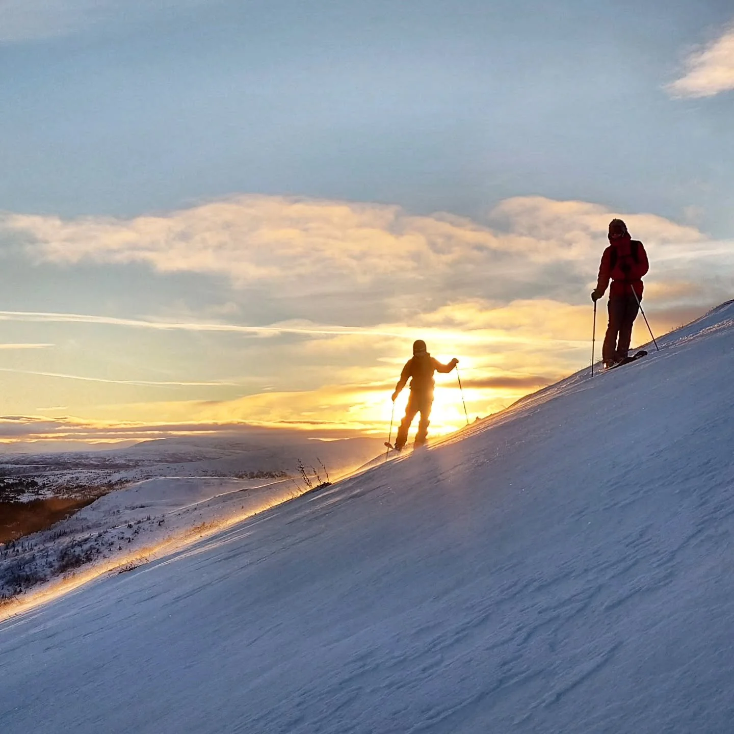 Inte fantastiskt men l&auml;tt v&auml;rt. B&auml;ckraviner, s&auml;nkor, l&auml;branter och vissa f&auml;lt p&aring; baksidan av Skutan &auml;r fint fyllda med sn&ouml; och vi kunde &aring;ka hyfsat sammanh&auml;ngande 500 fhm-&aring;k utan att sabba